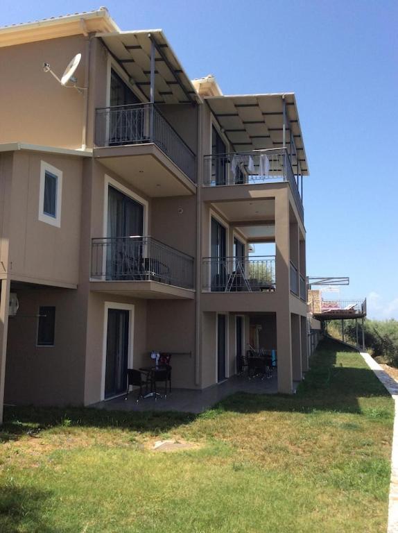Six-Bedroom House photo 3