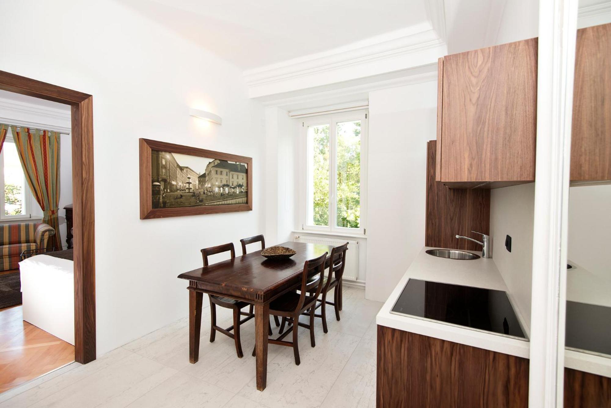 Deluxe Apartment with River & Castle View - Photo 3