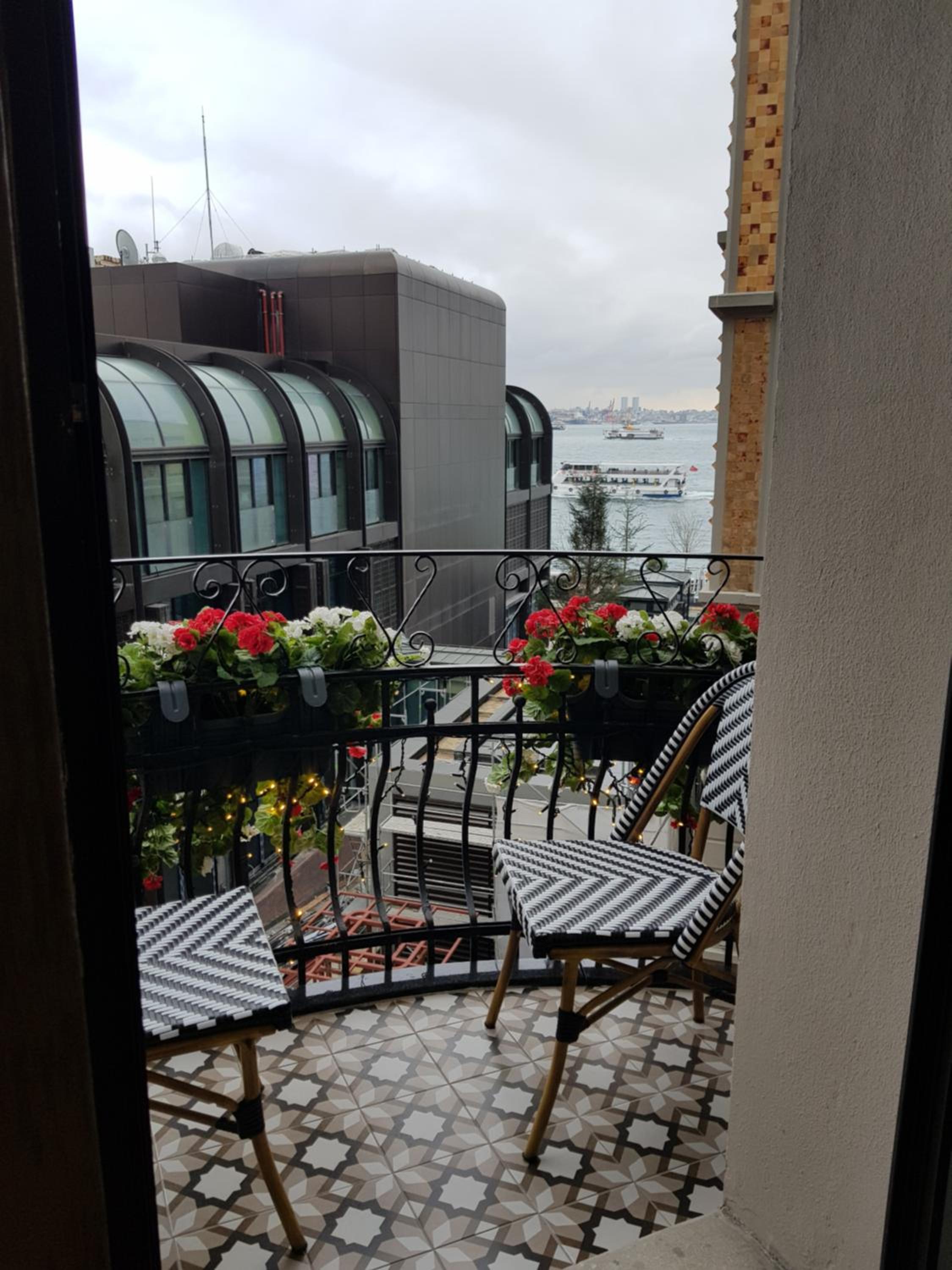 Corner Suite with Partially Sea View and Balcony
