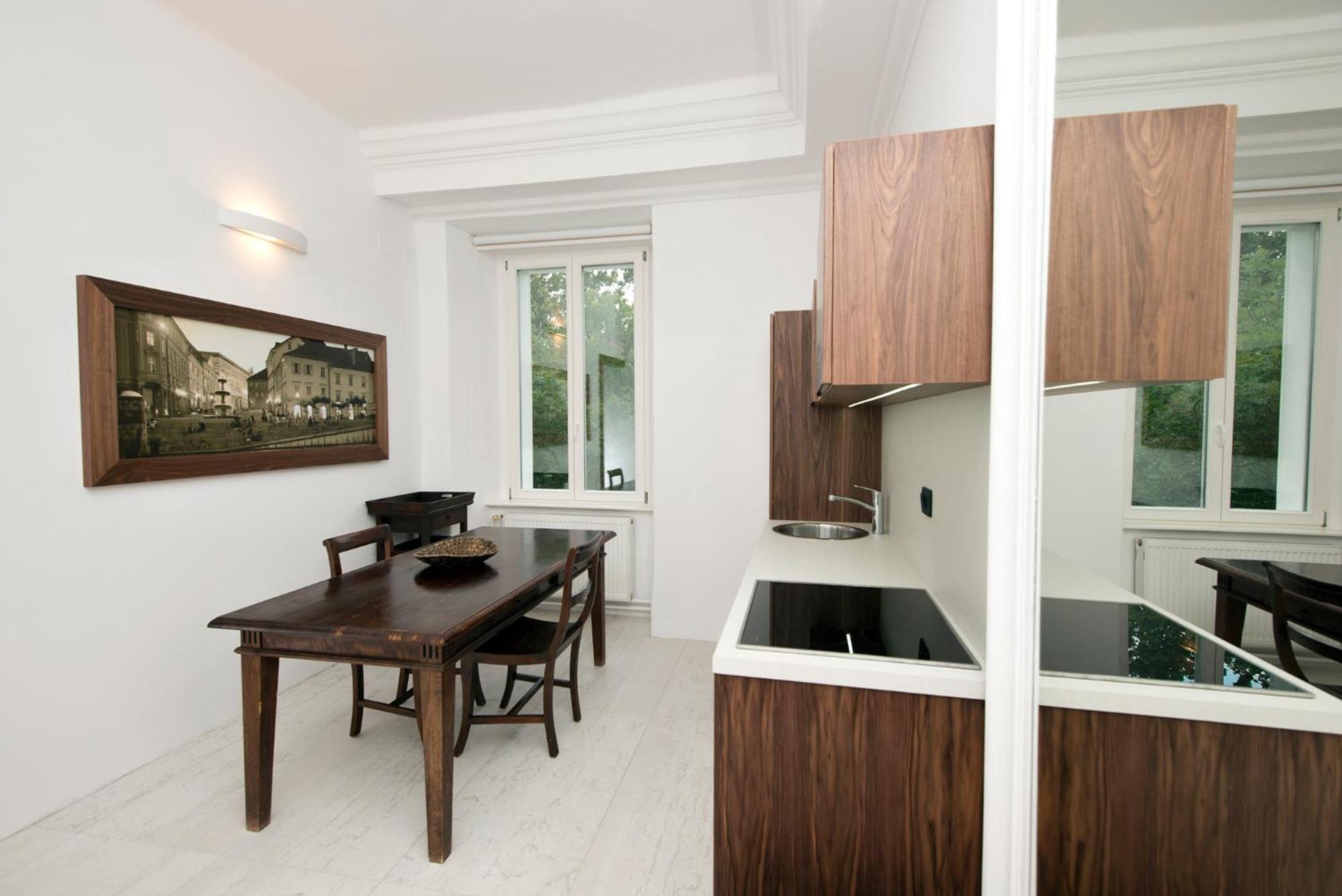 Deluxe Apartment with River & Castle View - Photo 14