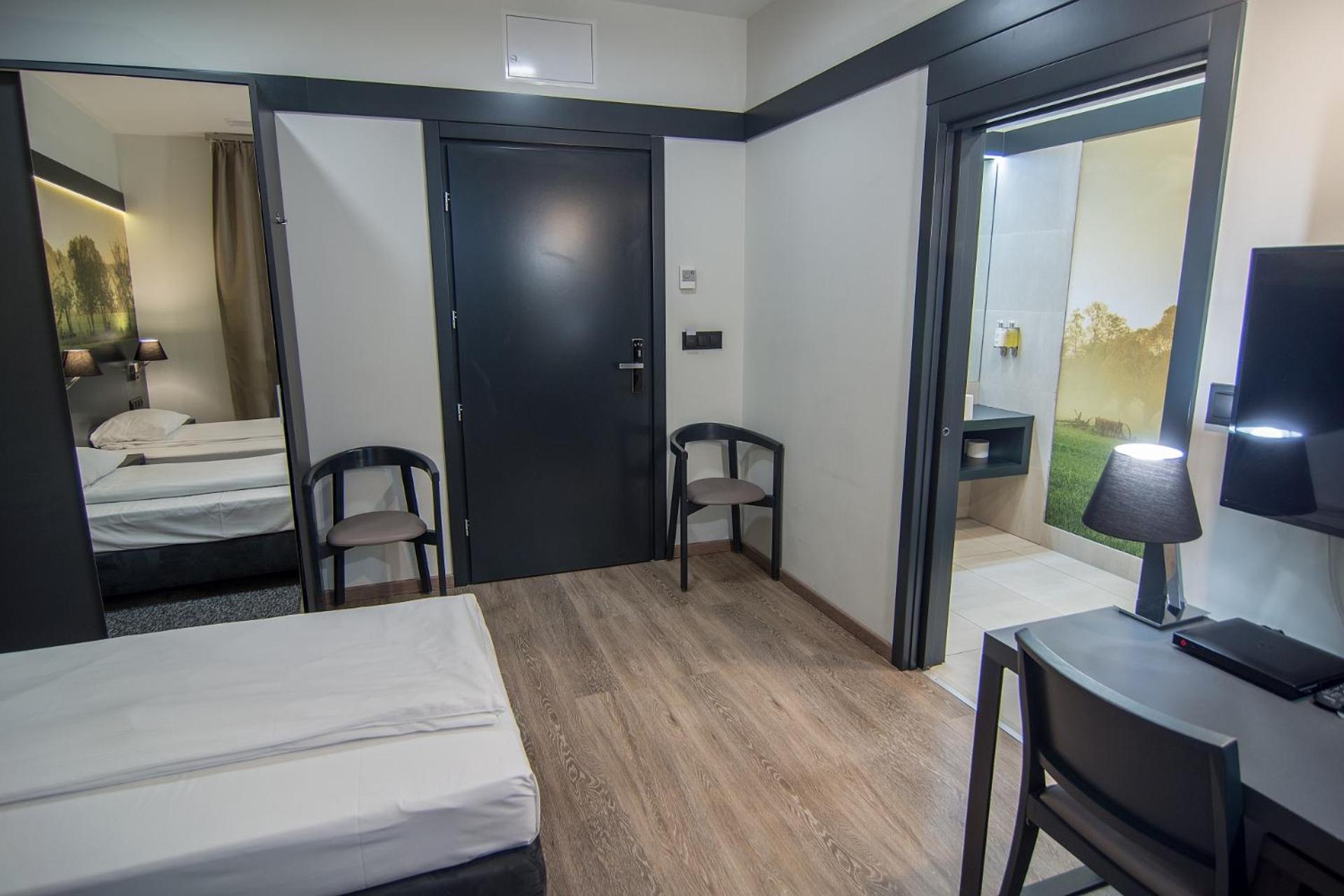 Double or Twin Room - Photo 4