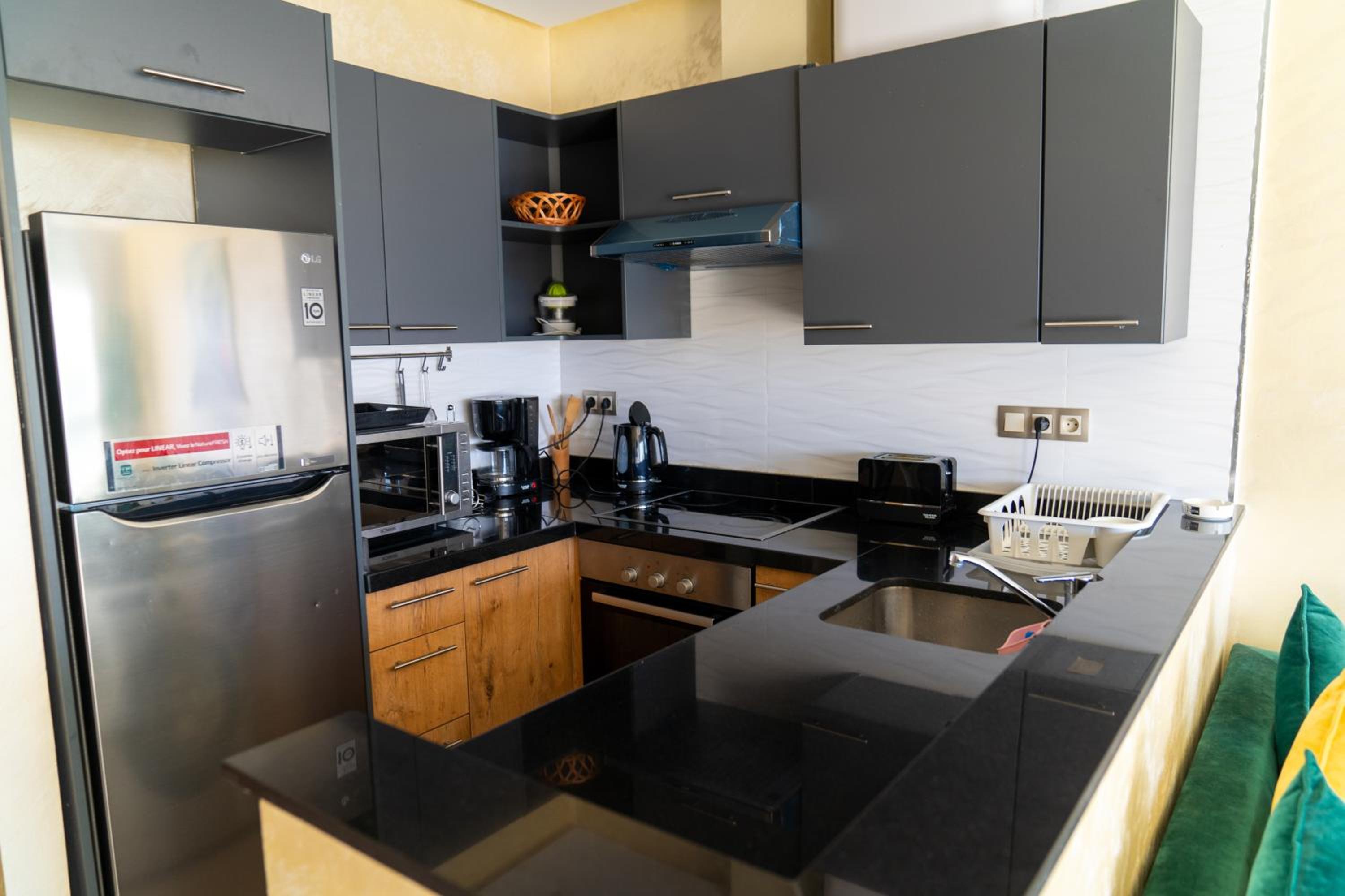 Apartment with Sea View - Photo 6