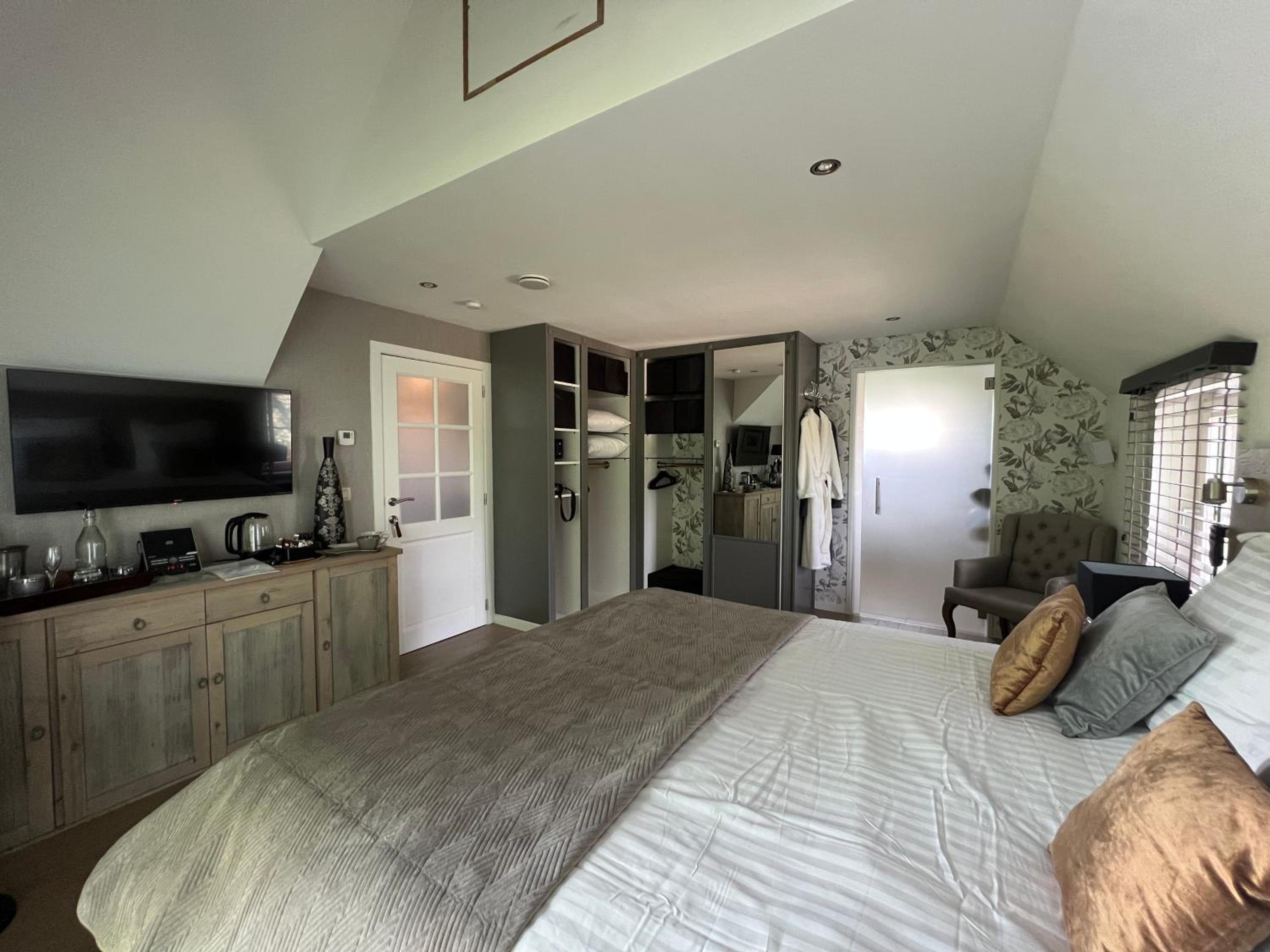 Deluxe Double Room with Bath - Photo 8