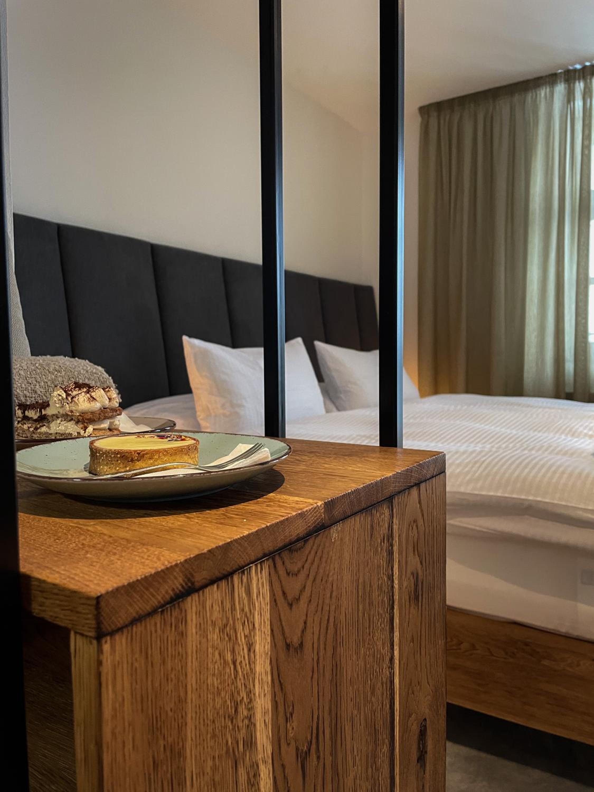 Deluxe Double Room with Balcony - Photo 10