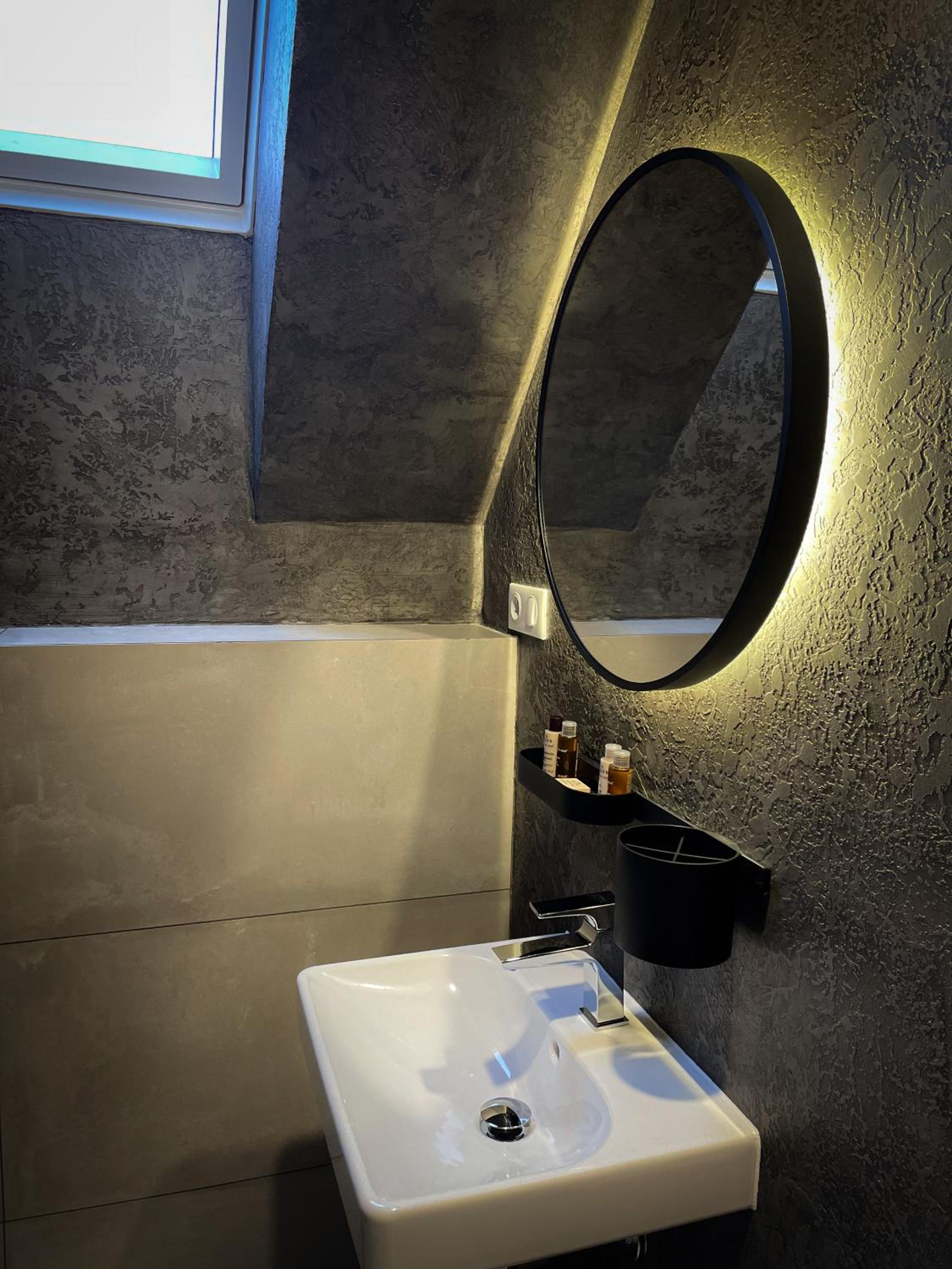 Deluxe Double Room with Balcony - Photo 9