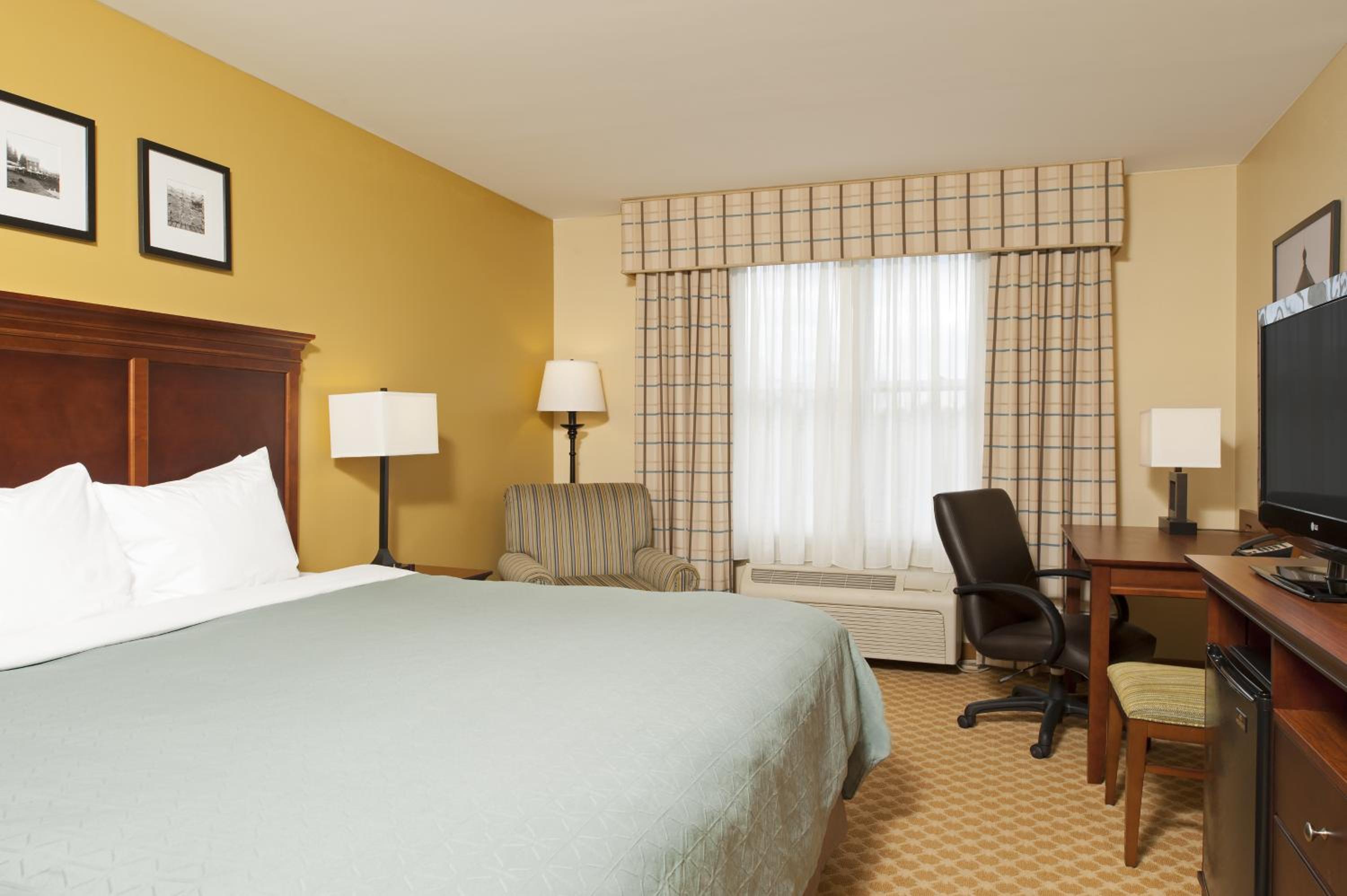 King Room - Non-Smoking - Photo 4