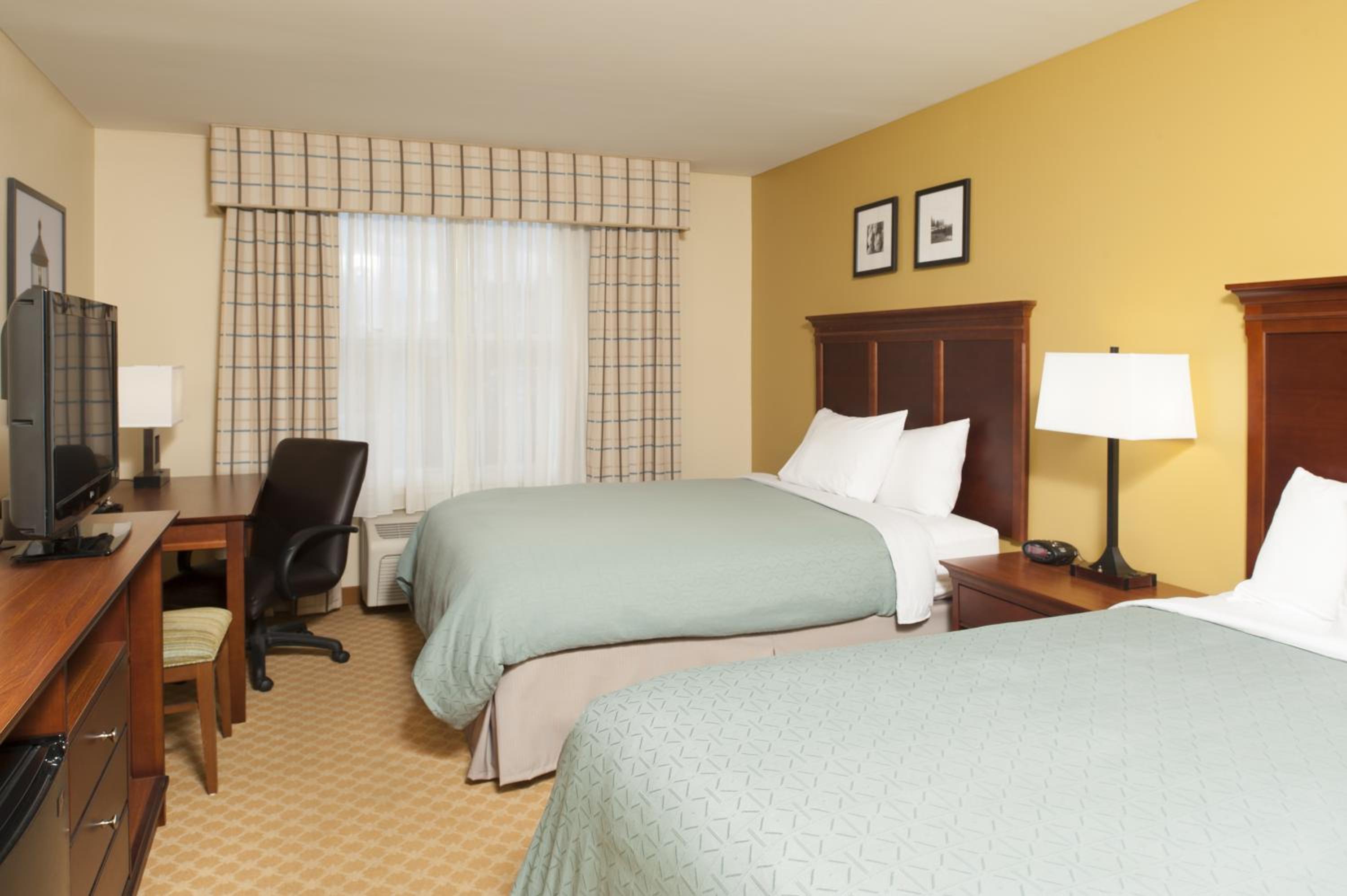 Queen Room with Two Queen Beds - Photo 2
