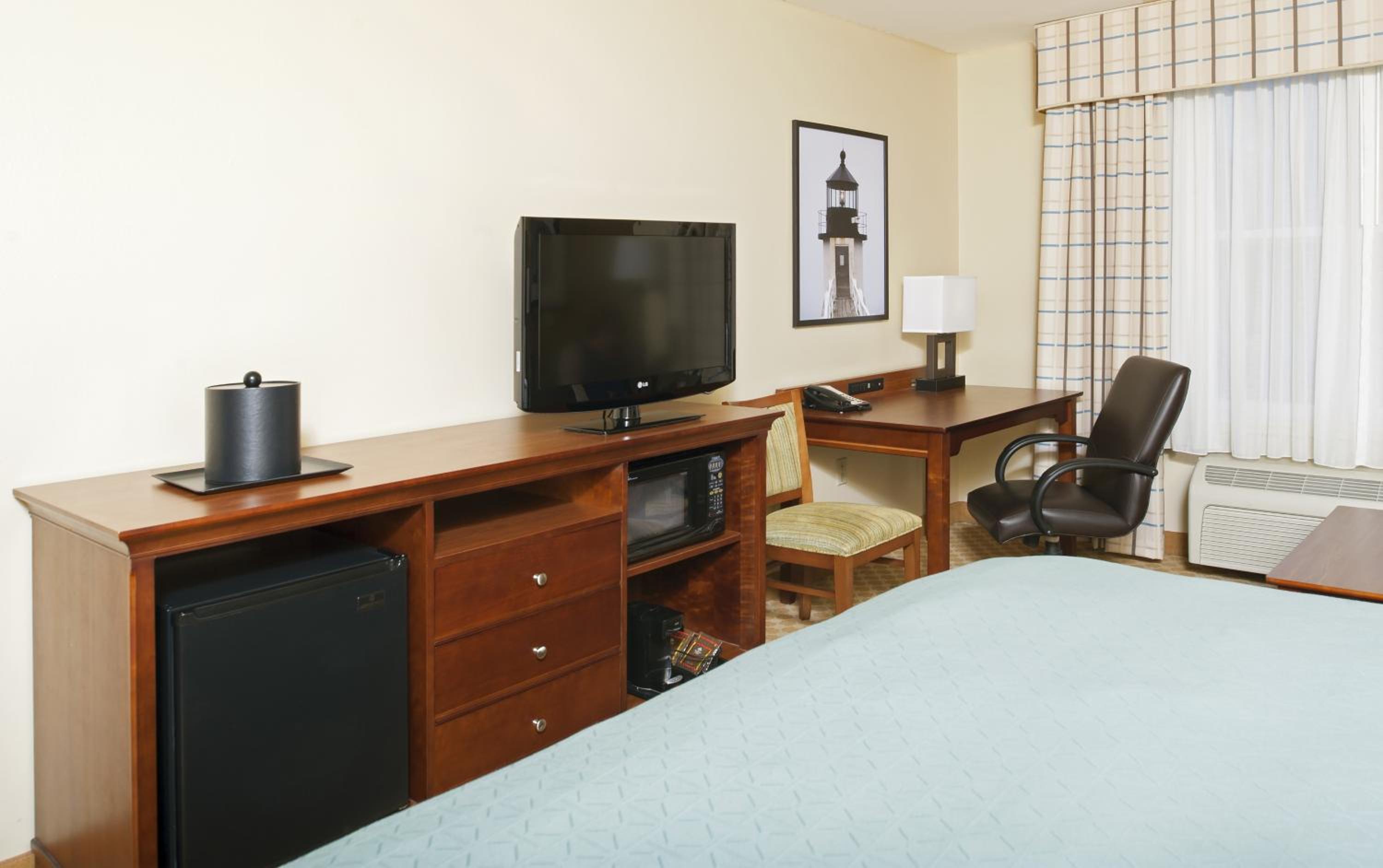 Queen Room with Two Queen Beds - Photo 4