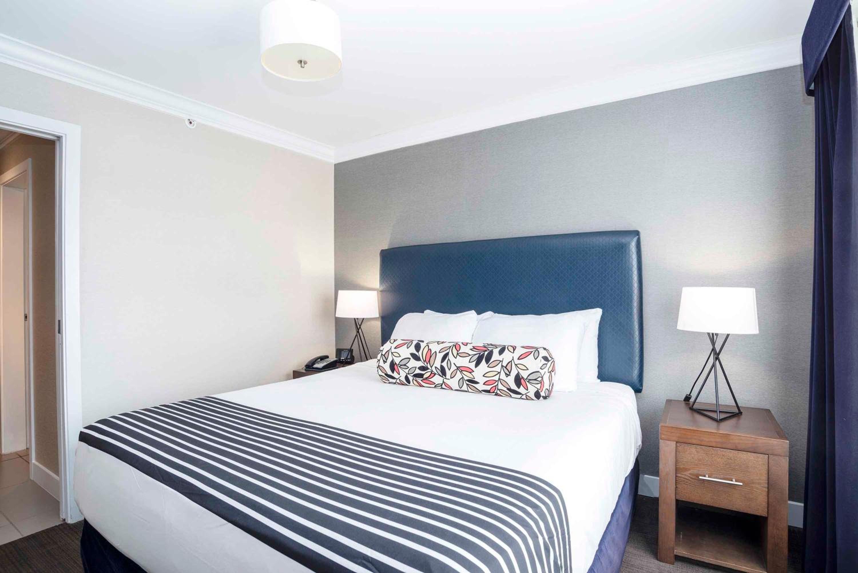 Standard Suite, 1 King Bed, Kitchenette - Photo 6
