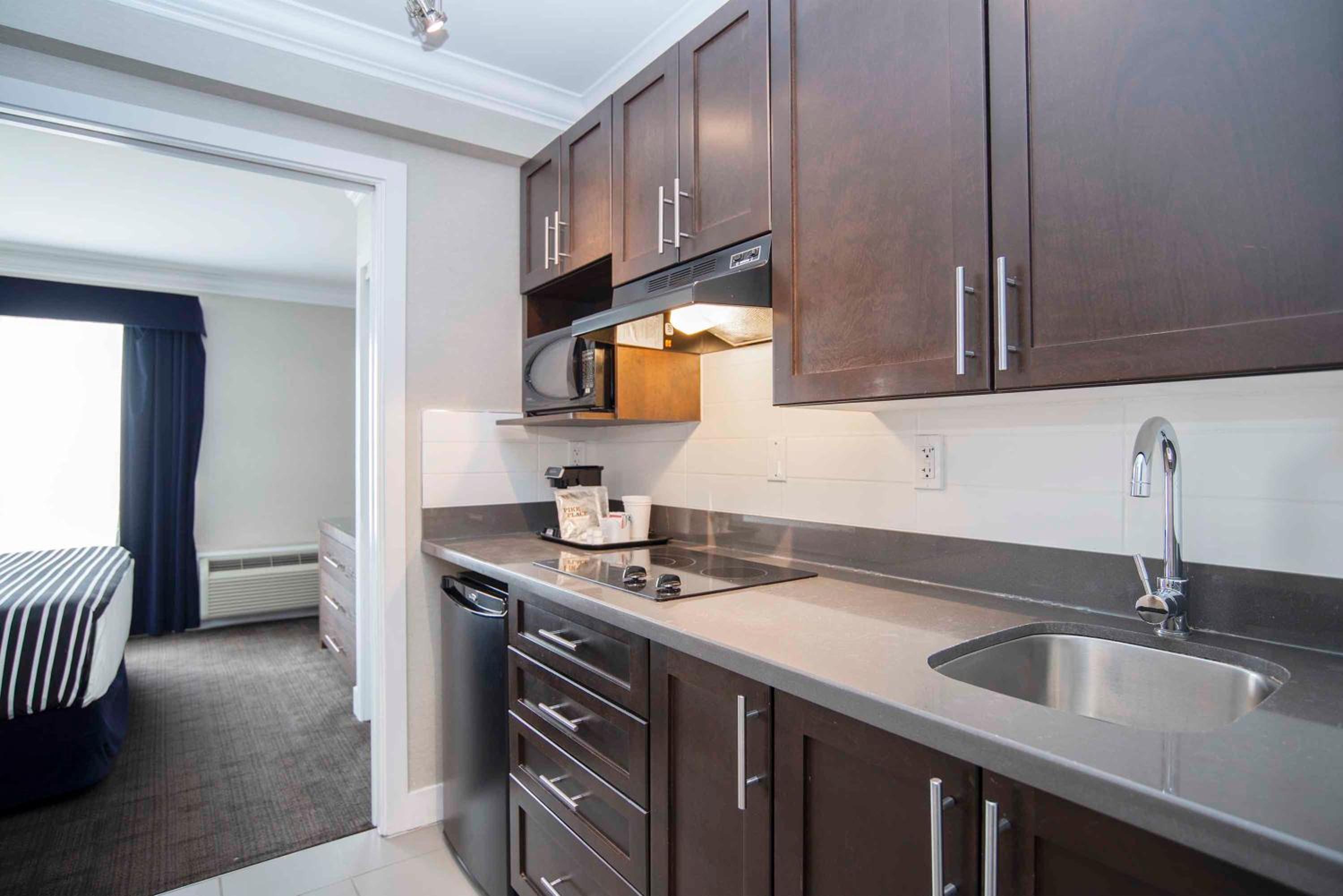 Standard Suite, 1 King Bed, Kitchenette - Photo 3