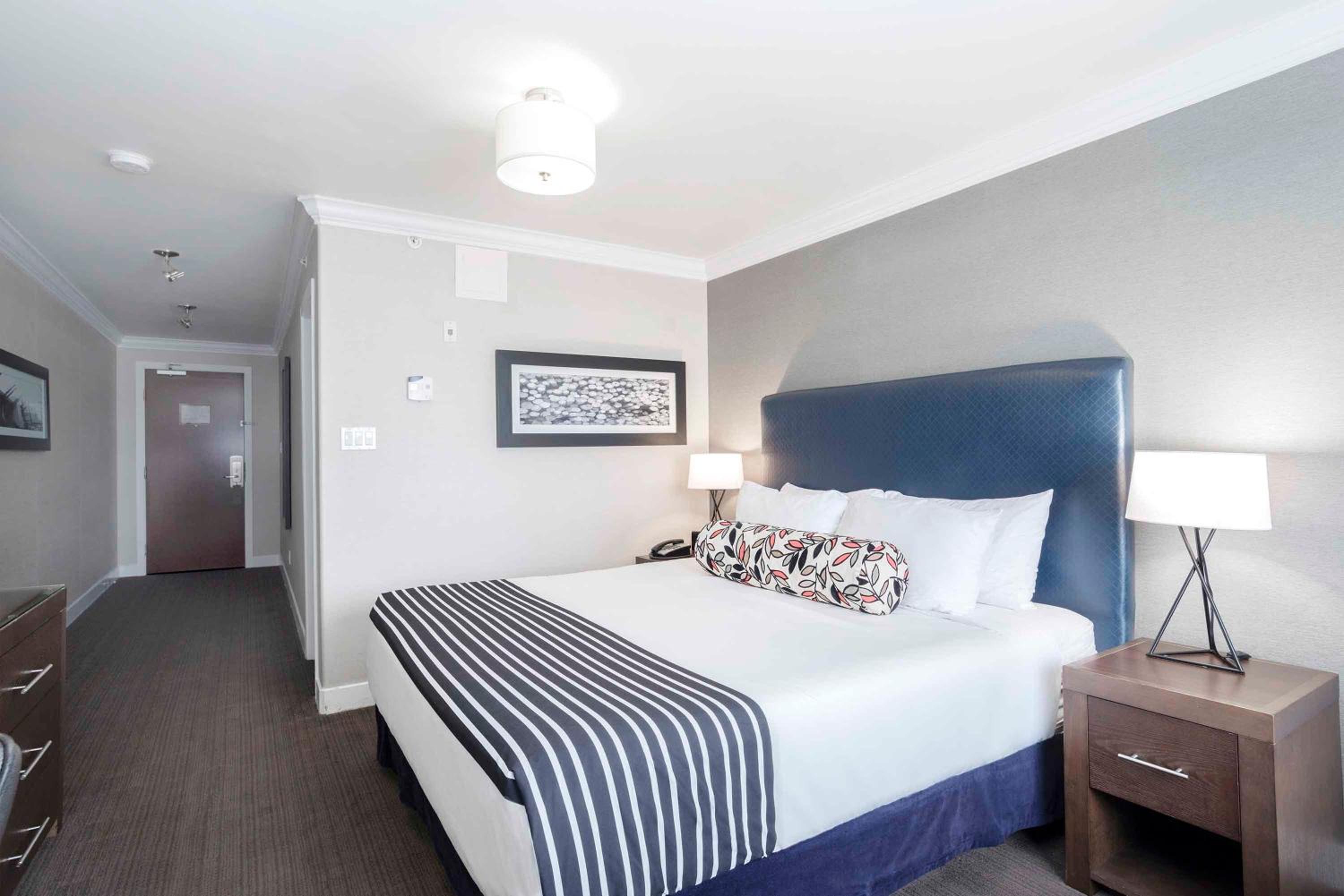 Standard Room, 1 King Bed - Photo 5