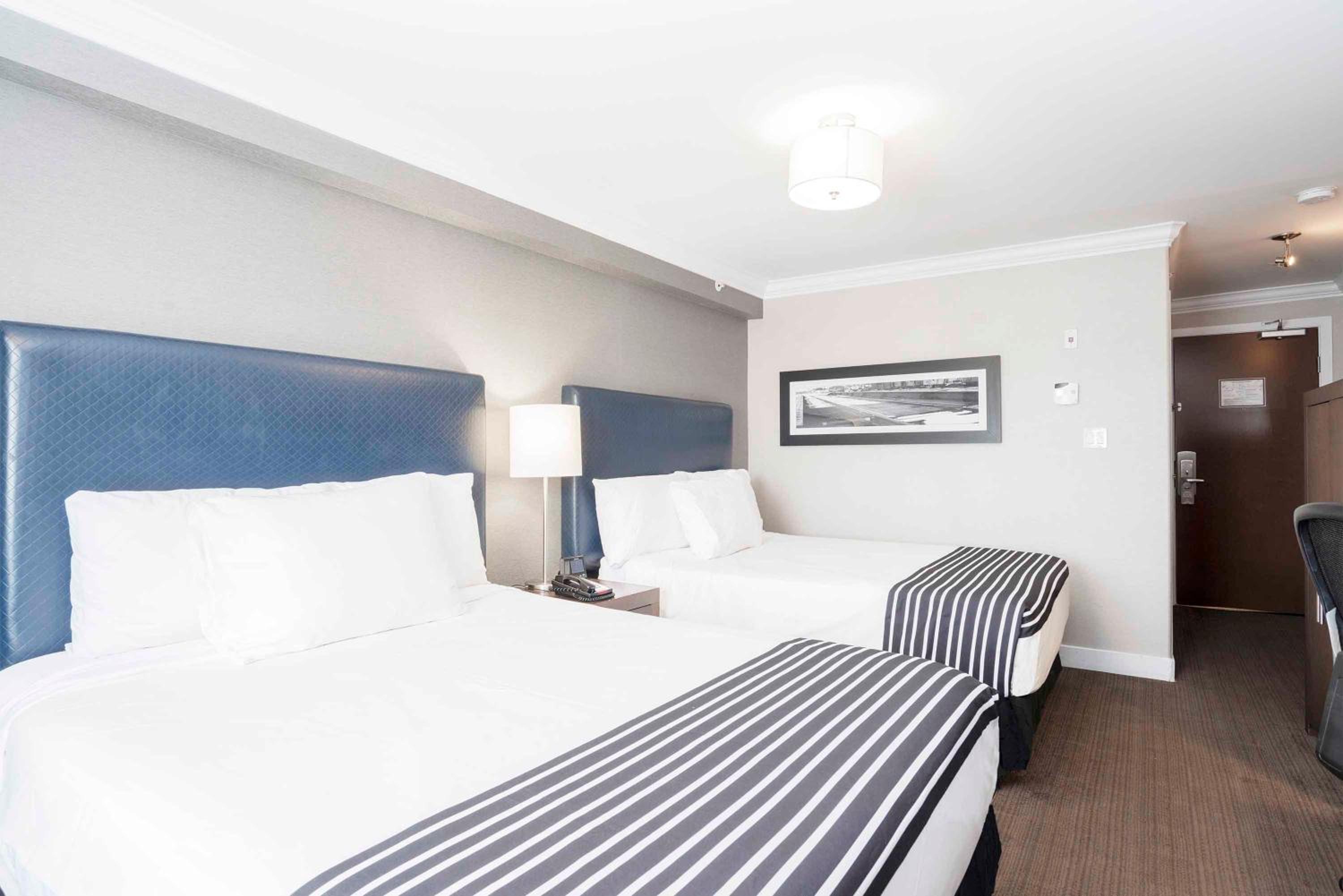 Standard Room, 2 Queen Beds - Photo 3