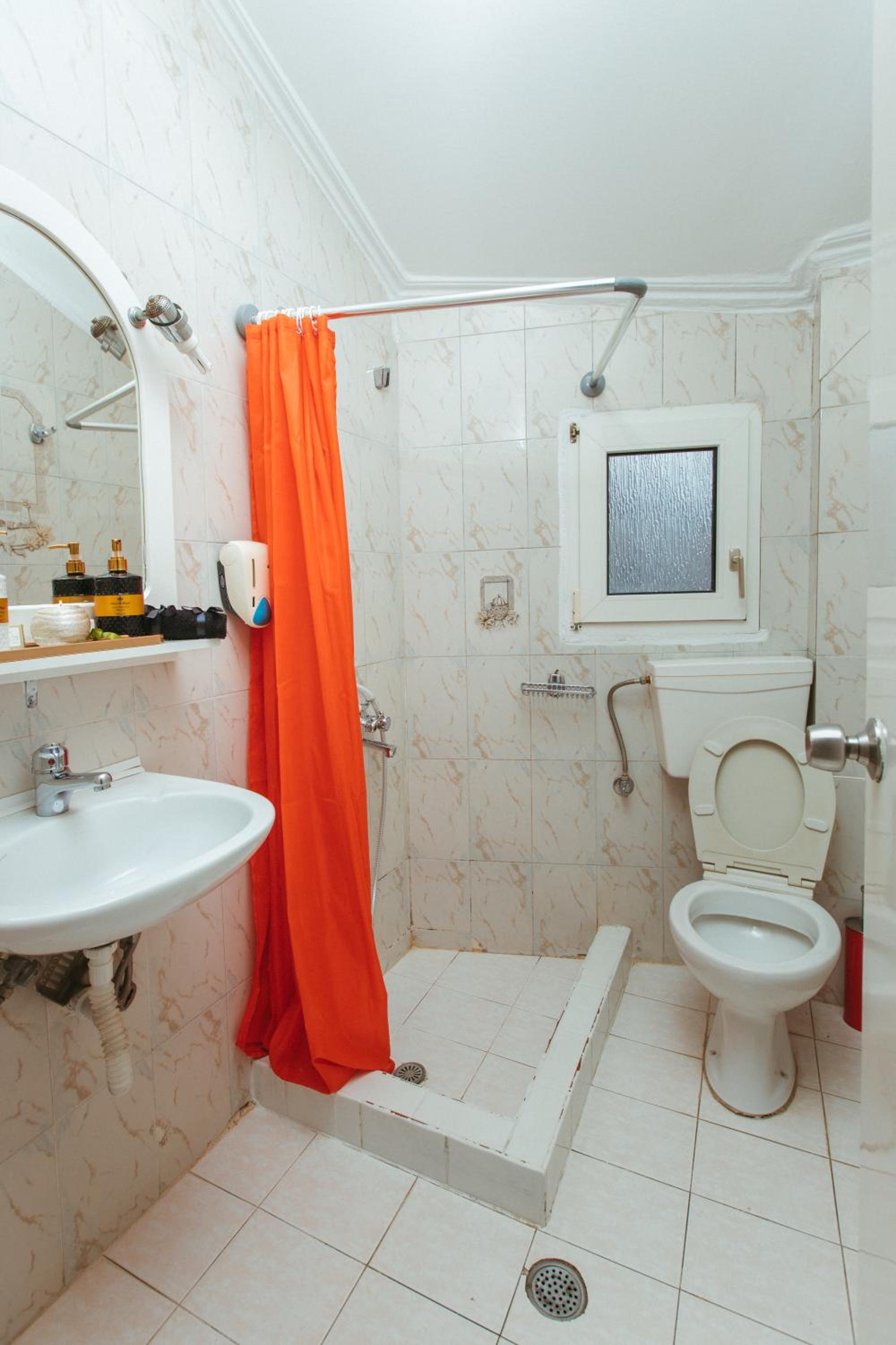 Deluxe Suite with Sea View - Photo 10