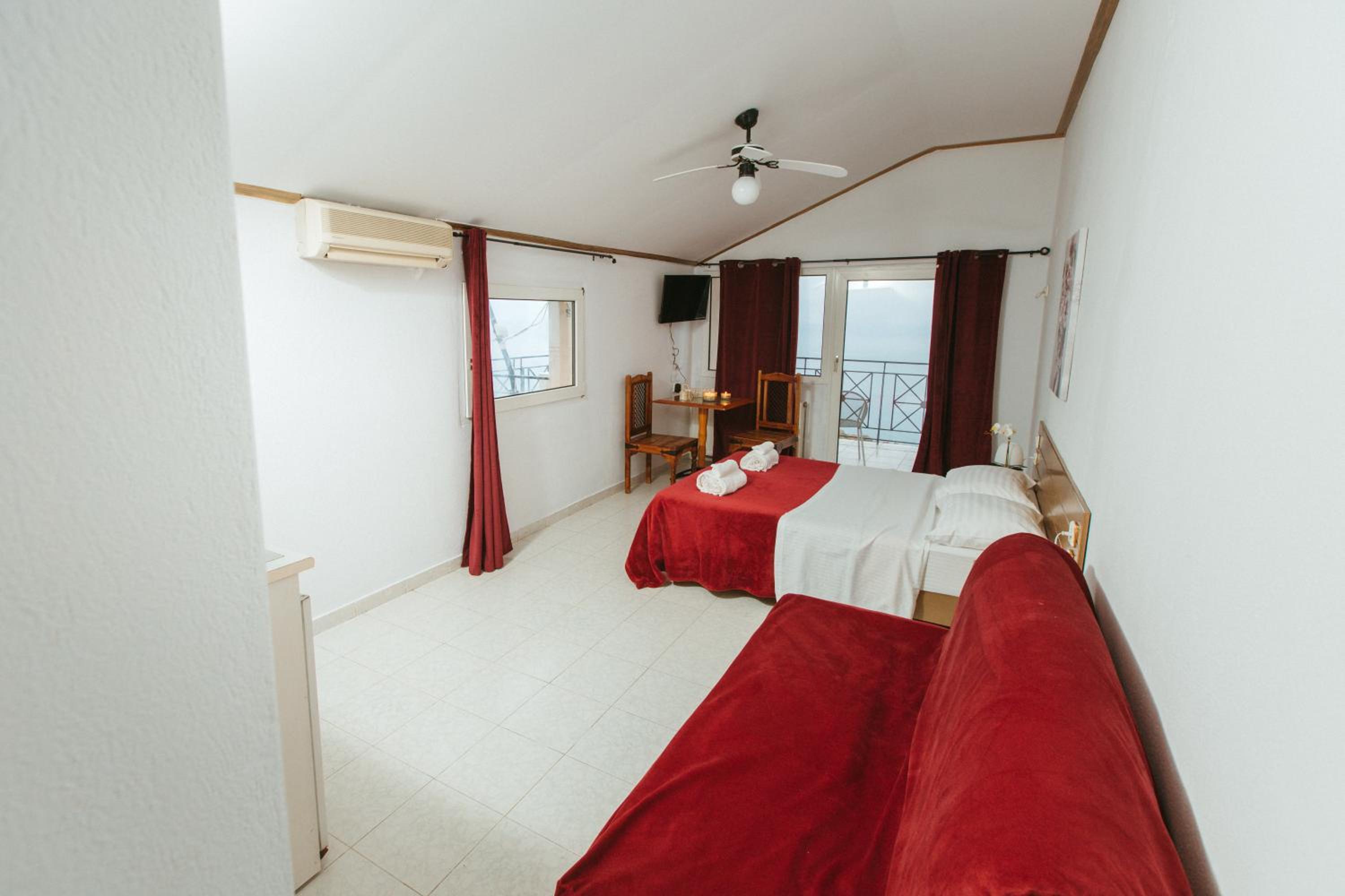 Deluxe Suite with Sea View - Photo 2