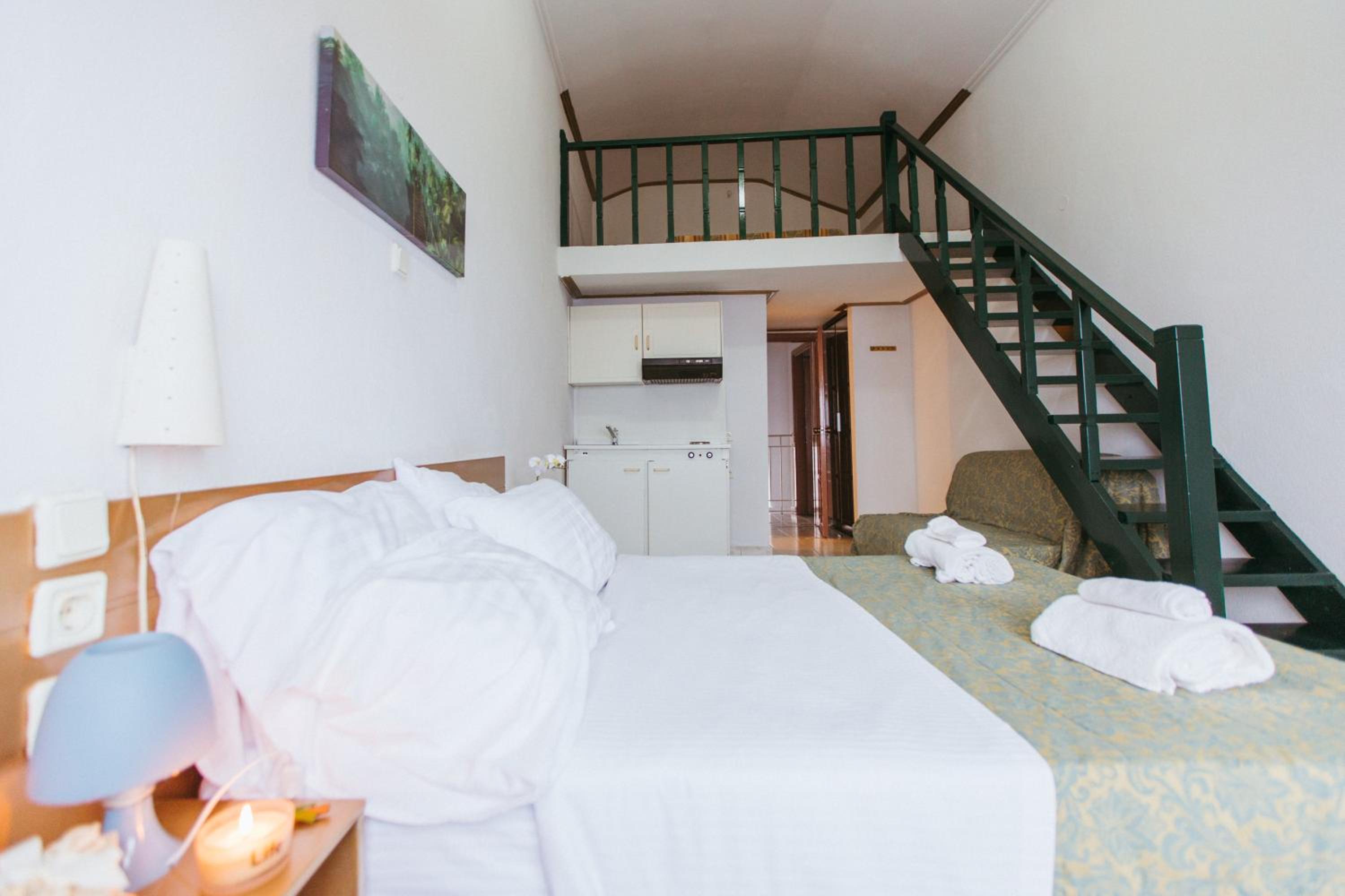 Deluxe Suite with Sea View - Photo 41