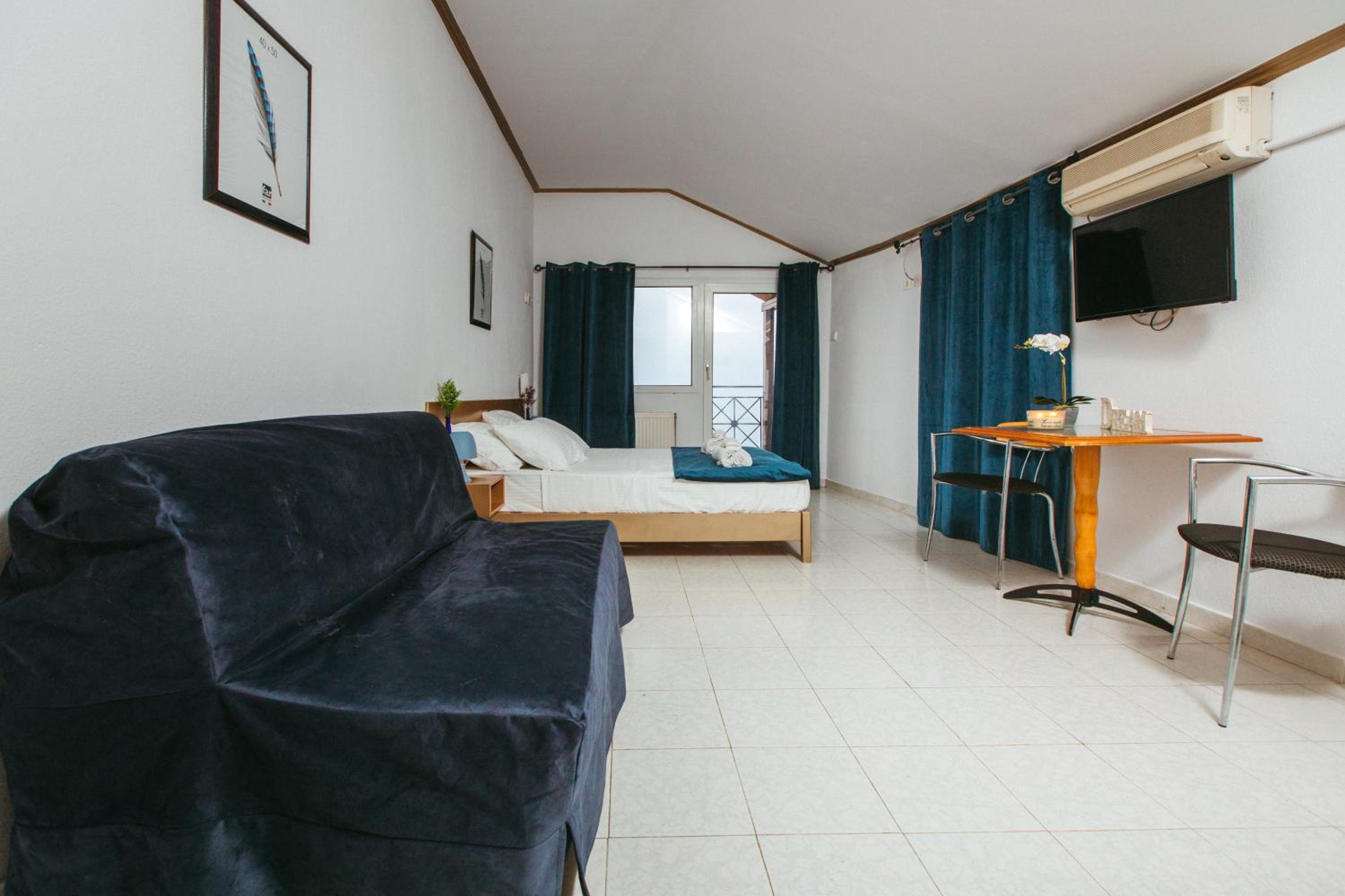 Triple Room with Sea View - Photo 9