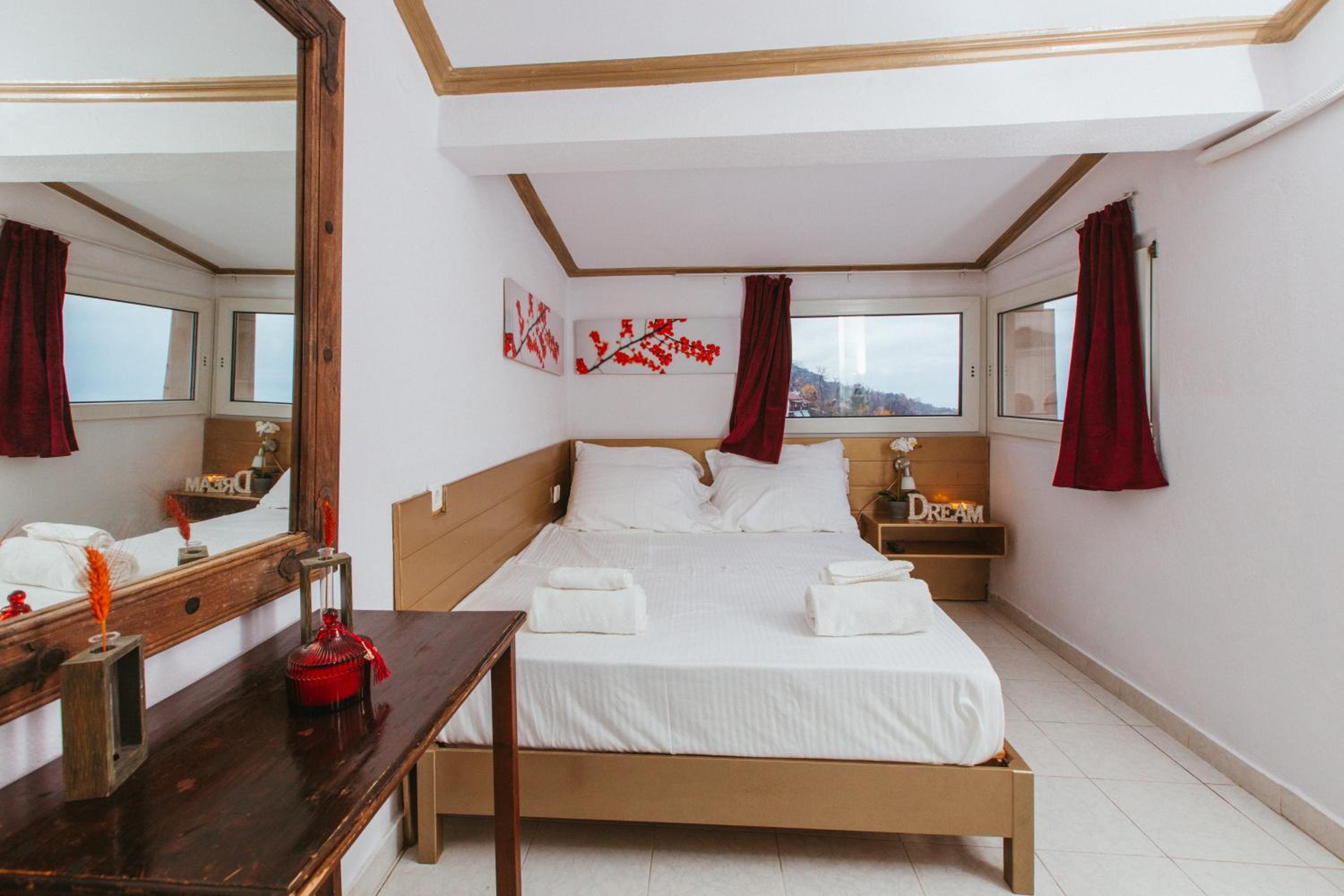 Deluxe Suite with Sea View - Photo 6