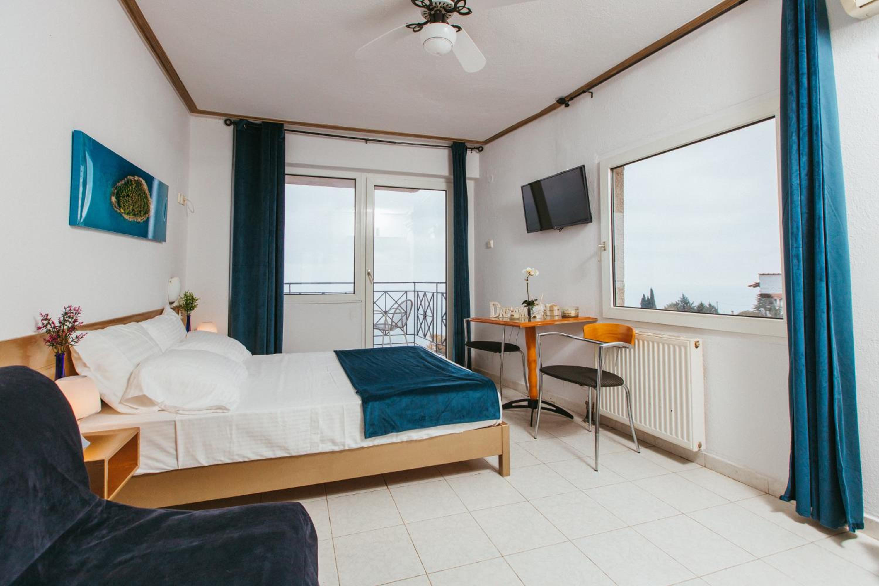 Triple Room with Sea View - Photo 8