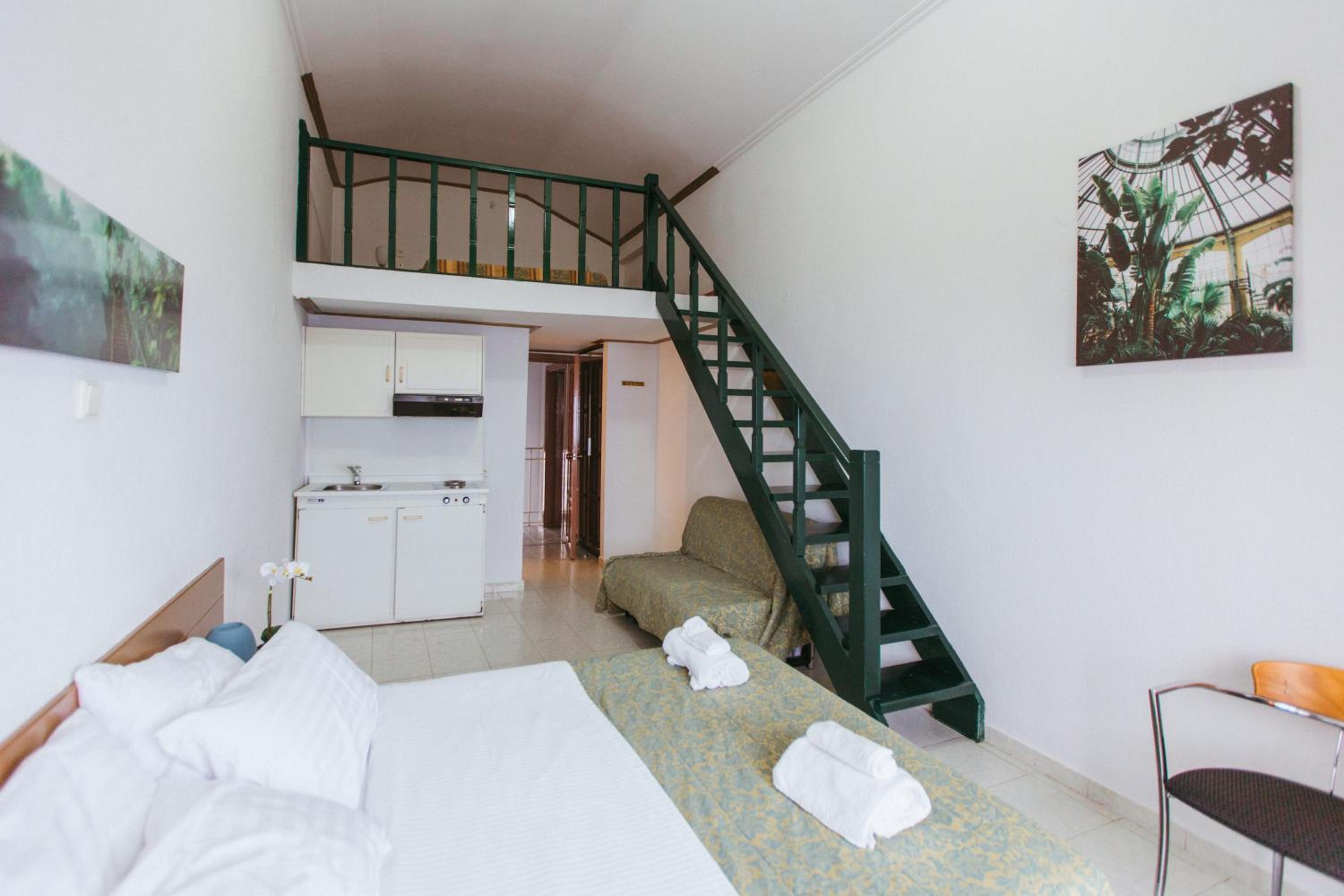 Deluxe Suite with Sea View - Photo 40
