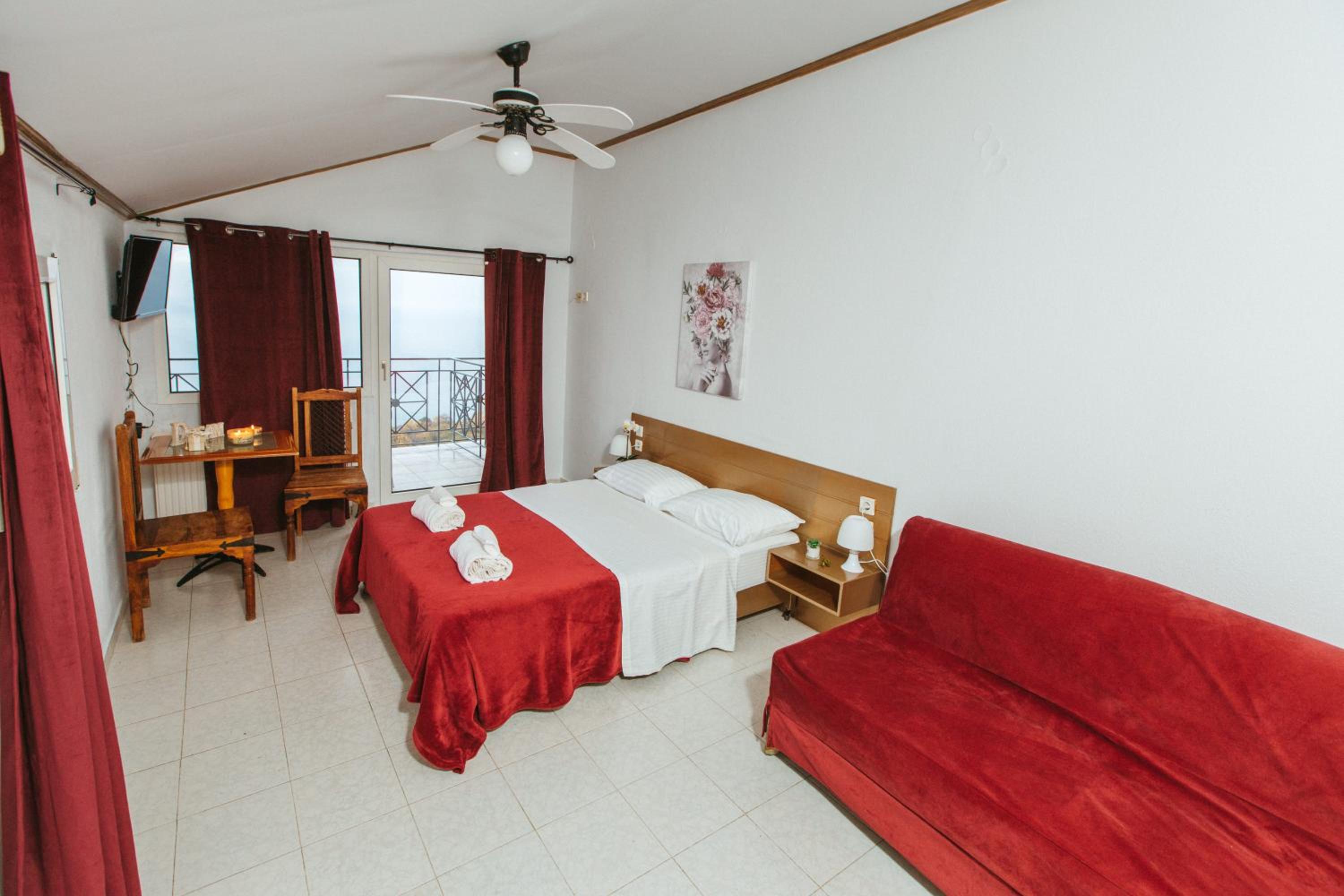 Deluxe Suite with Sea View - Photo 4
