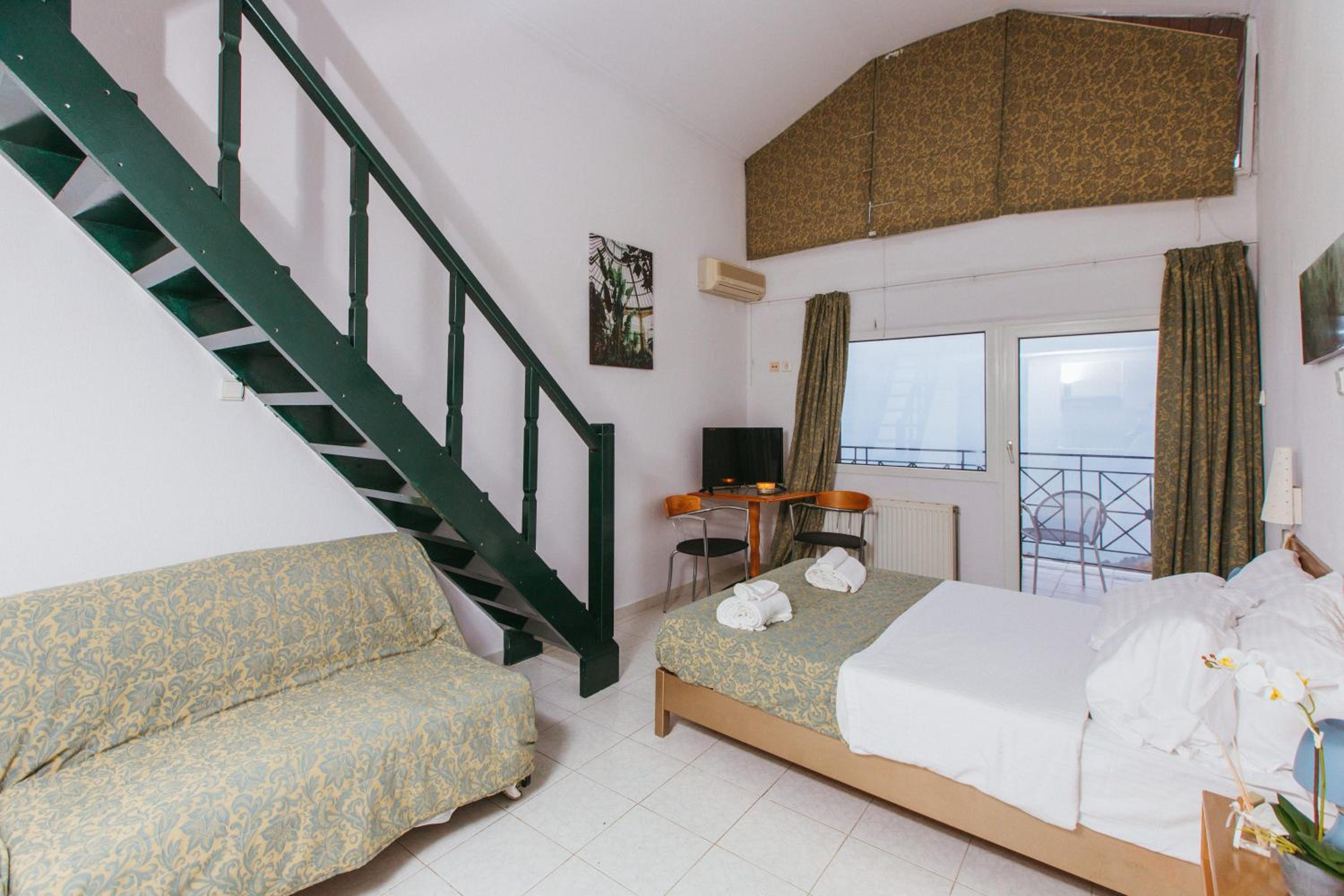 Deluxe Suite with Sea View - Photo 39