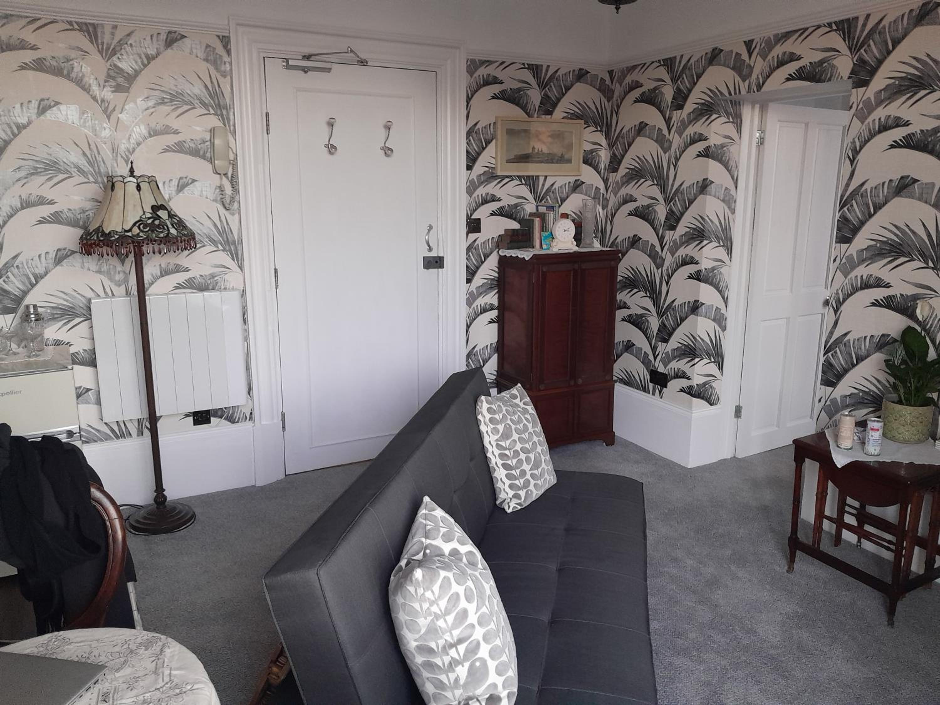 One Bedroom Apartment with Balcony - Photo 2