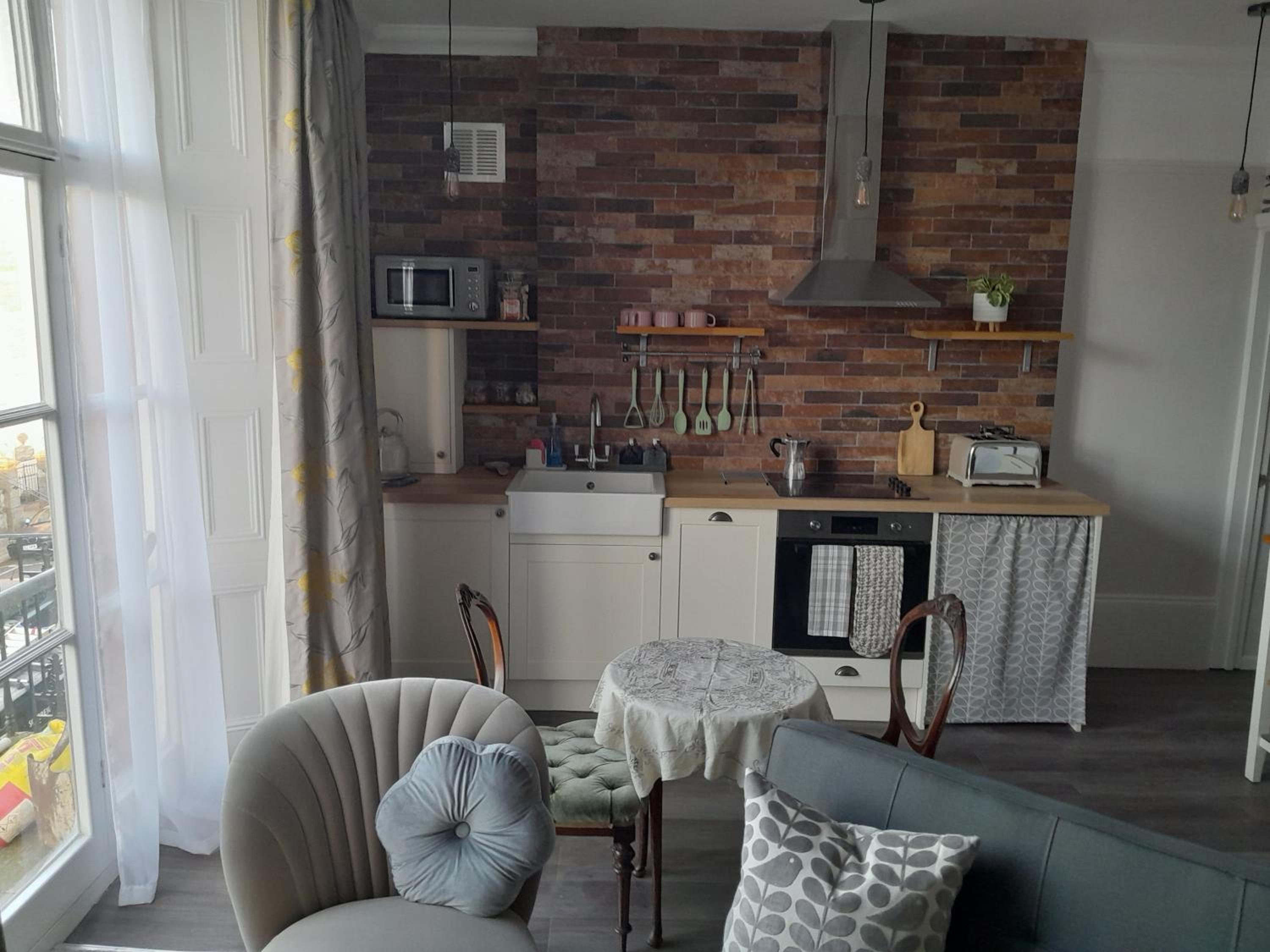 One Bedroom Apartment with Balcony - Photo 10