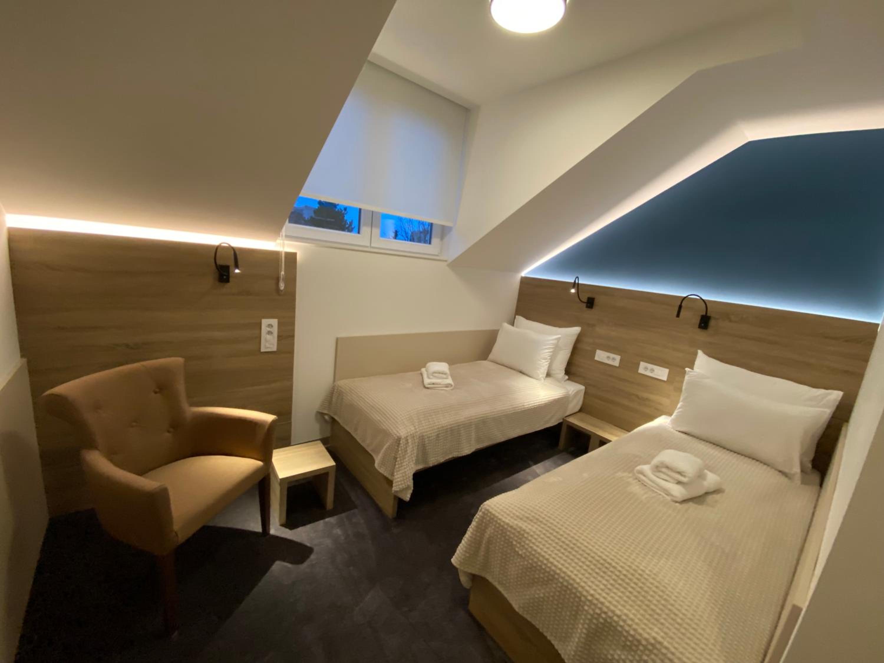 Twin Room with Bathroom - Photo 8