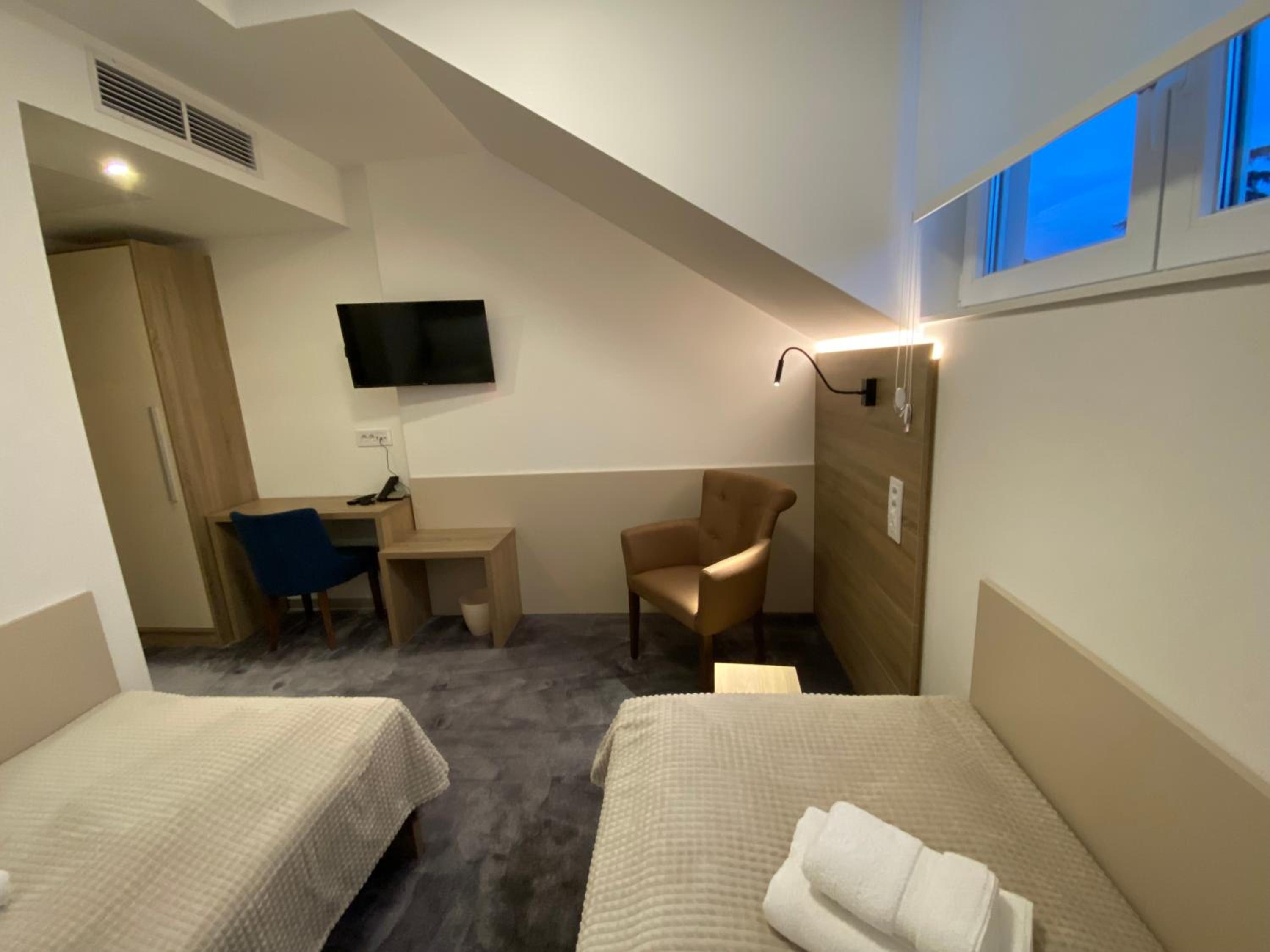 Twin Room with Bathroom - Photo 13