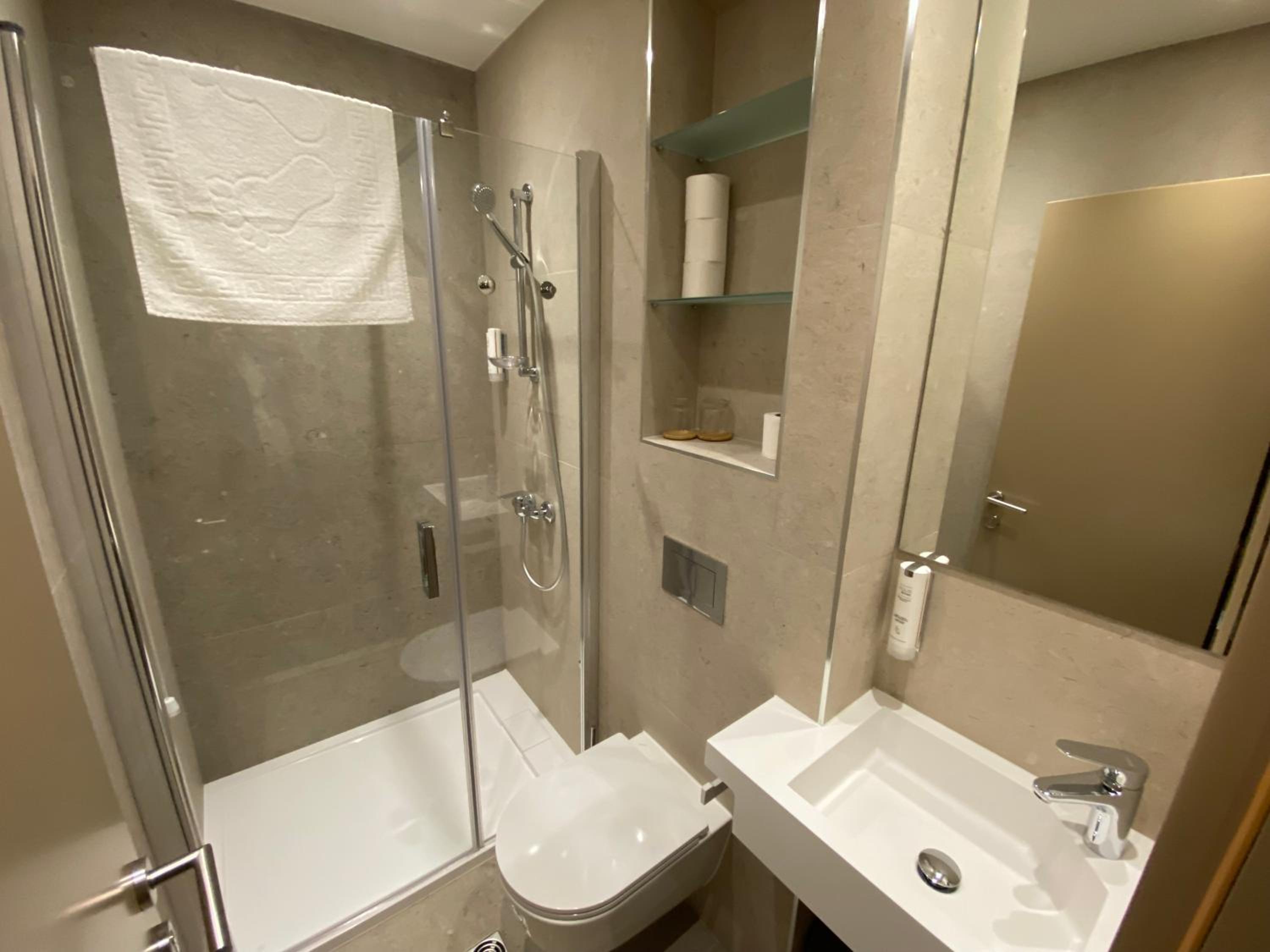 Twin Room with Bathroom - Photo 10