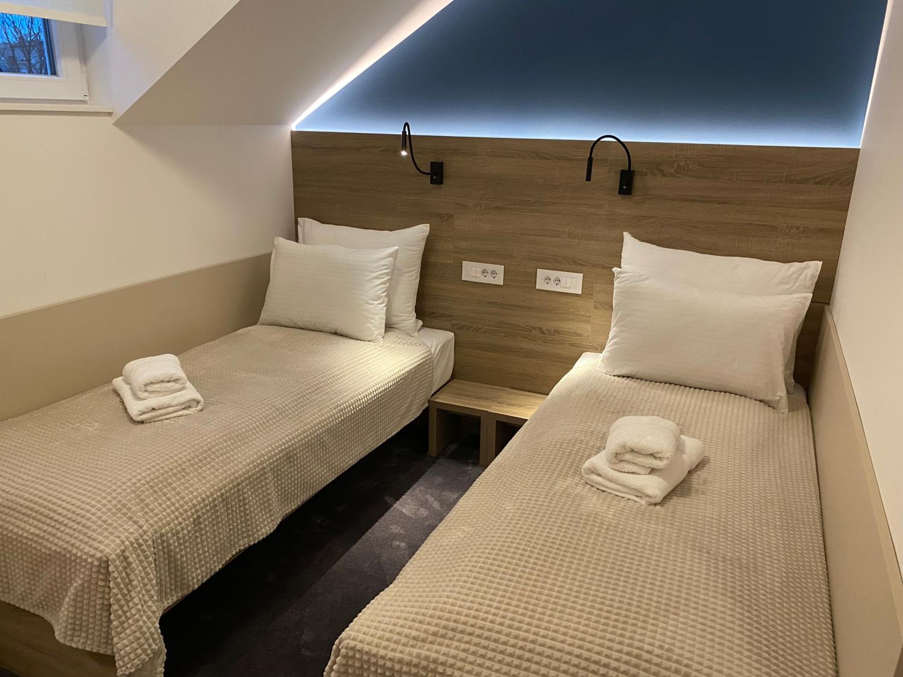 Twin Room with Bathroom - Photo 1
