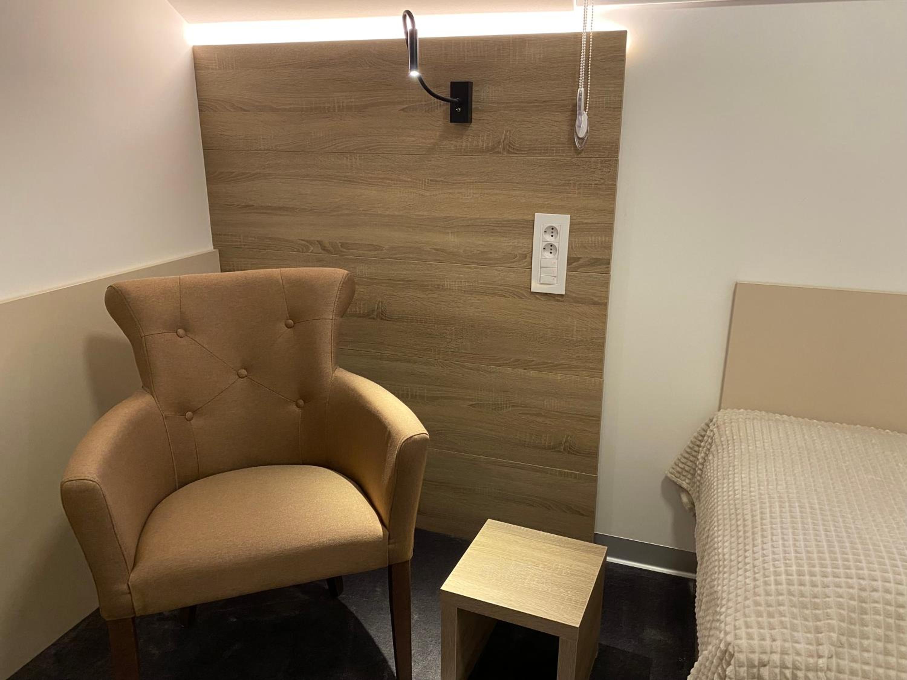 Twin Room with Bathroom - Photo 11