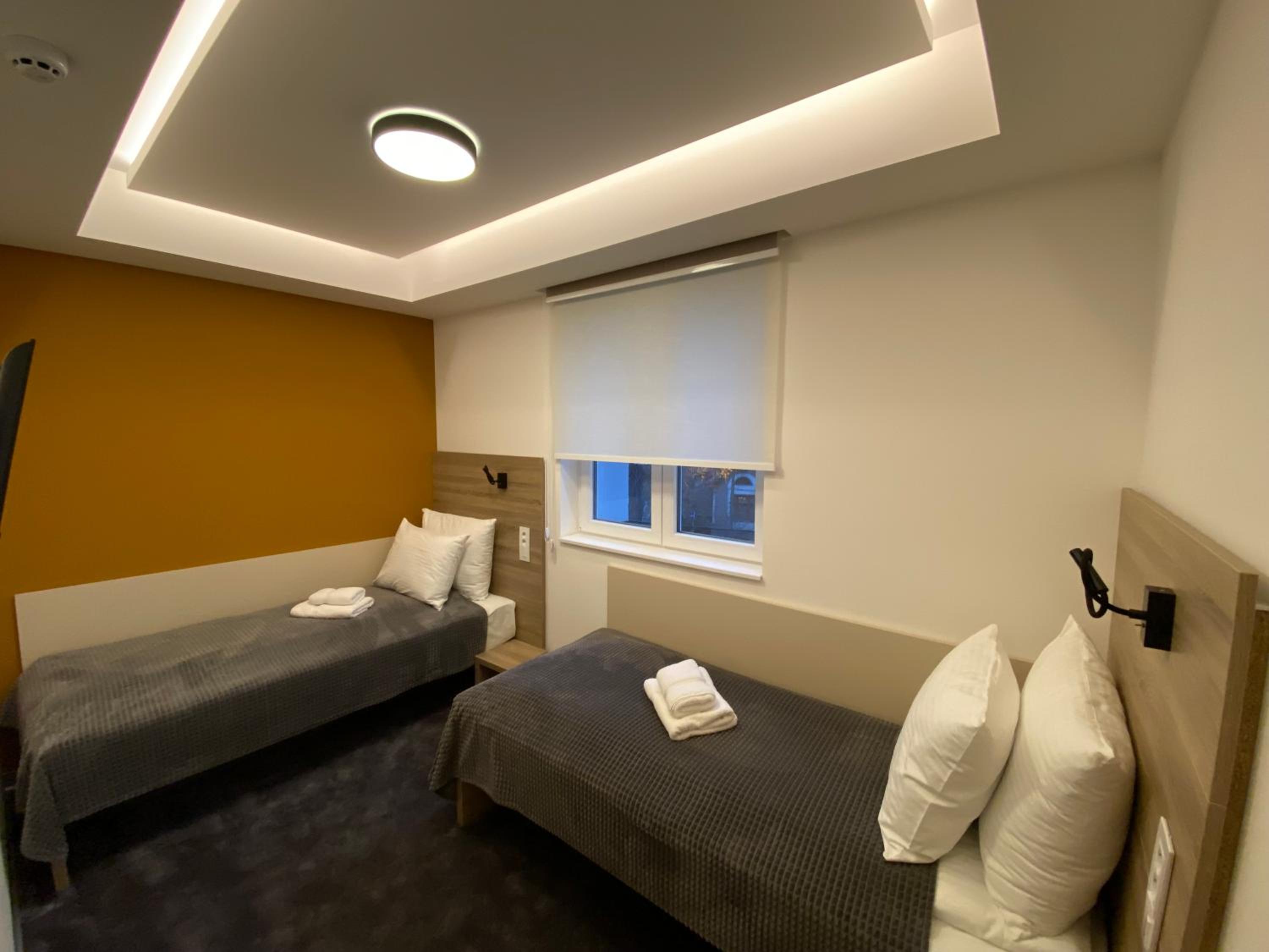 Twin Room with Bathroom - Photo 12