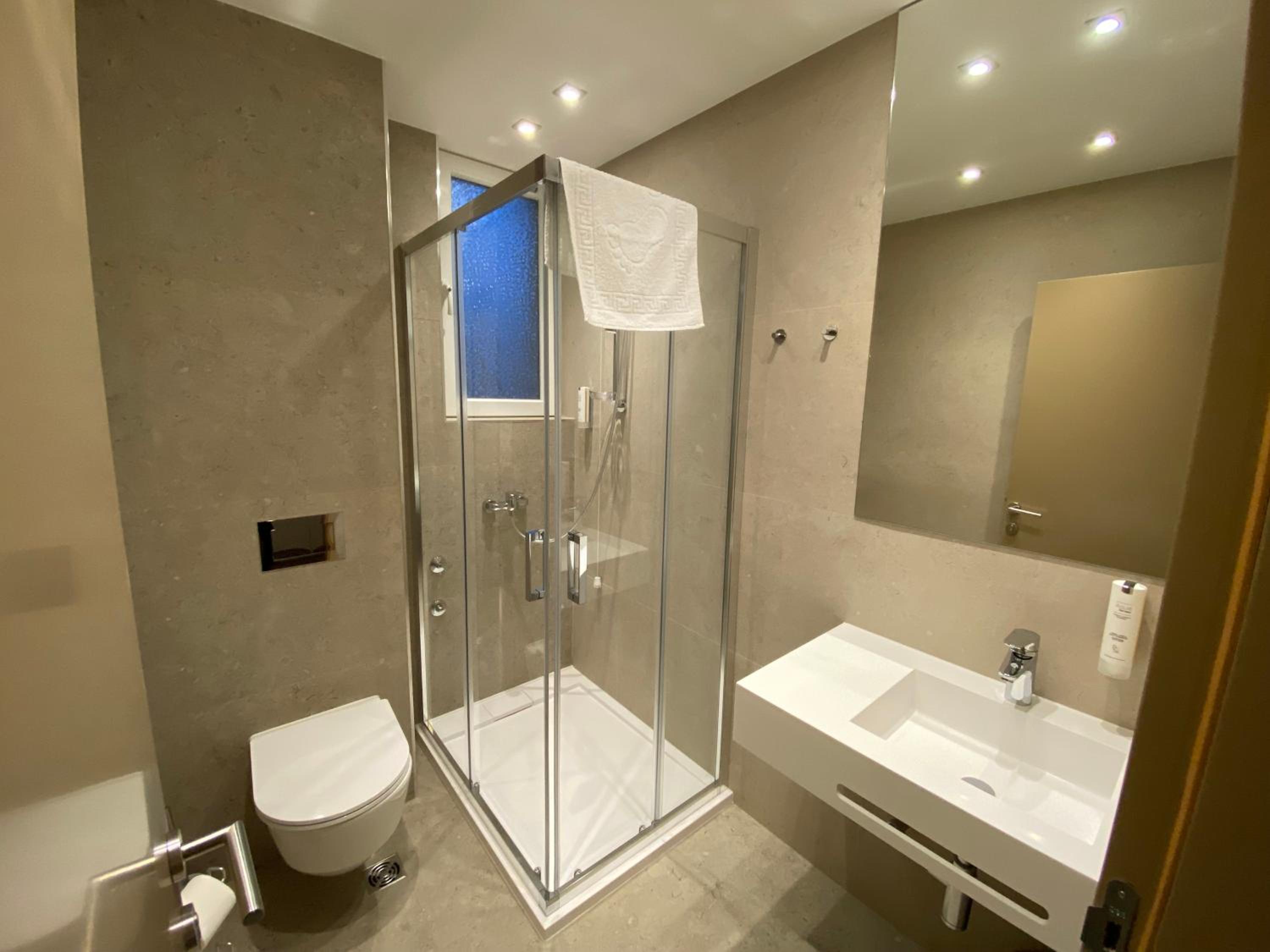 Triple Room with Bathroom - Photo 5