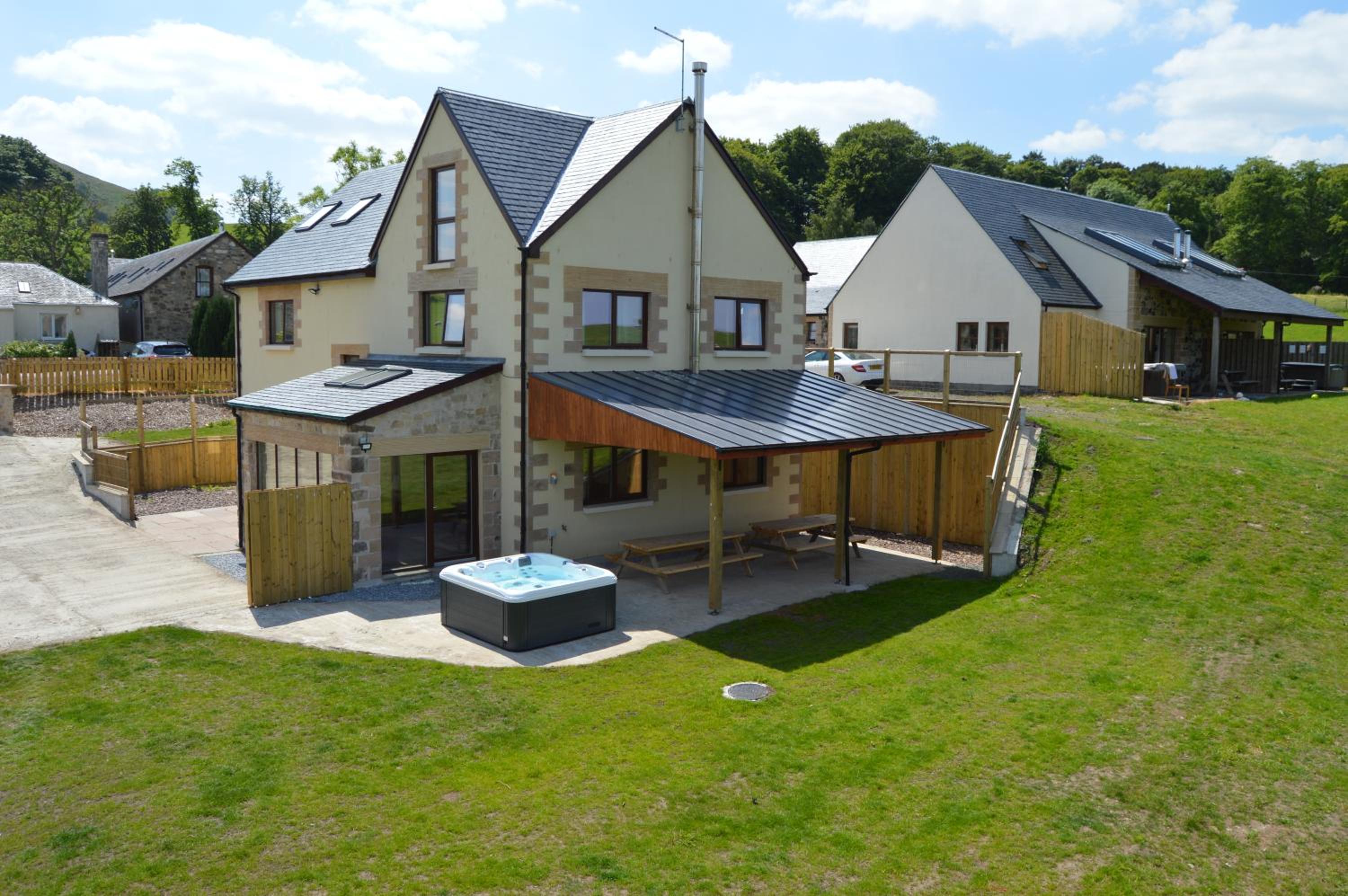 Six-Bedroom House photo 2