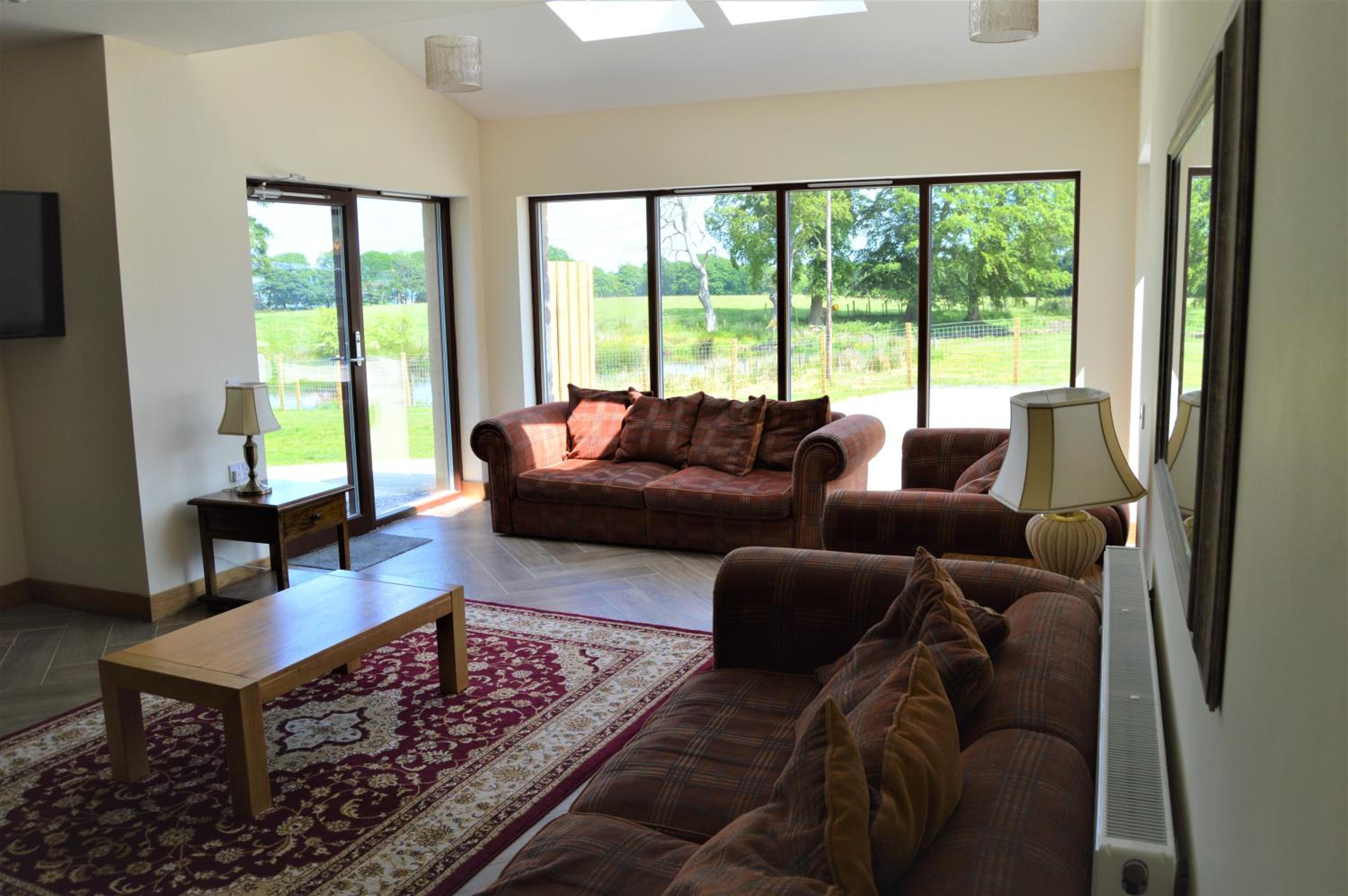 Six-Bedroom House photo 3