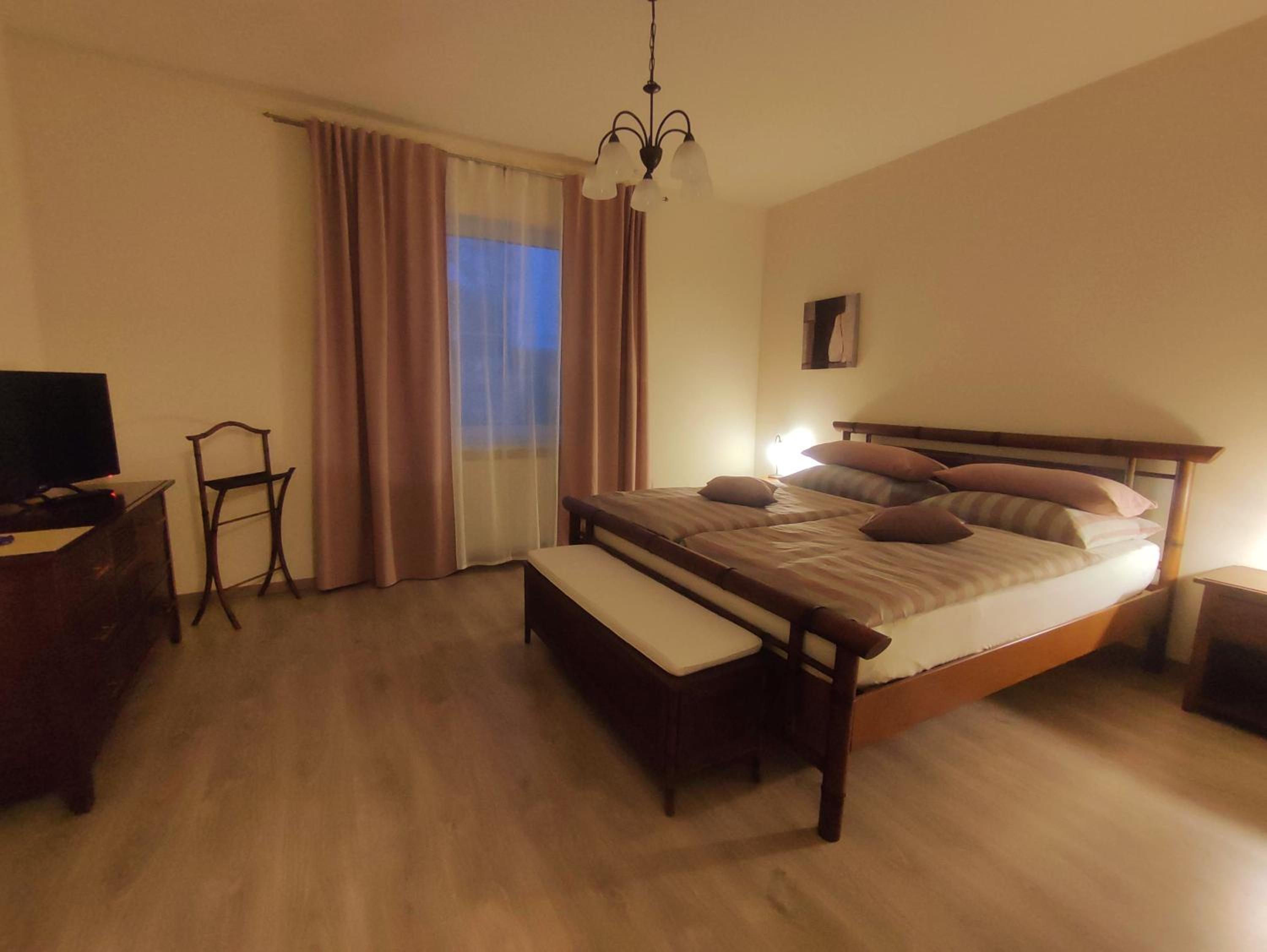 Large Double Room - Photo 7