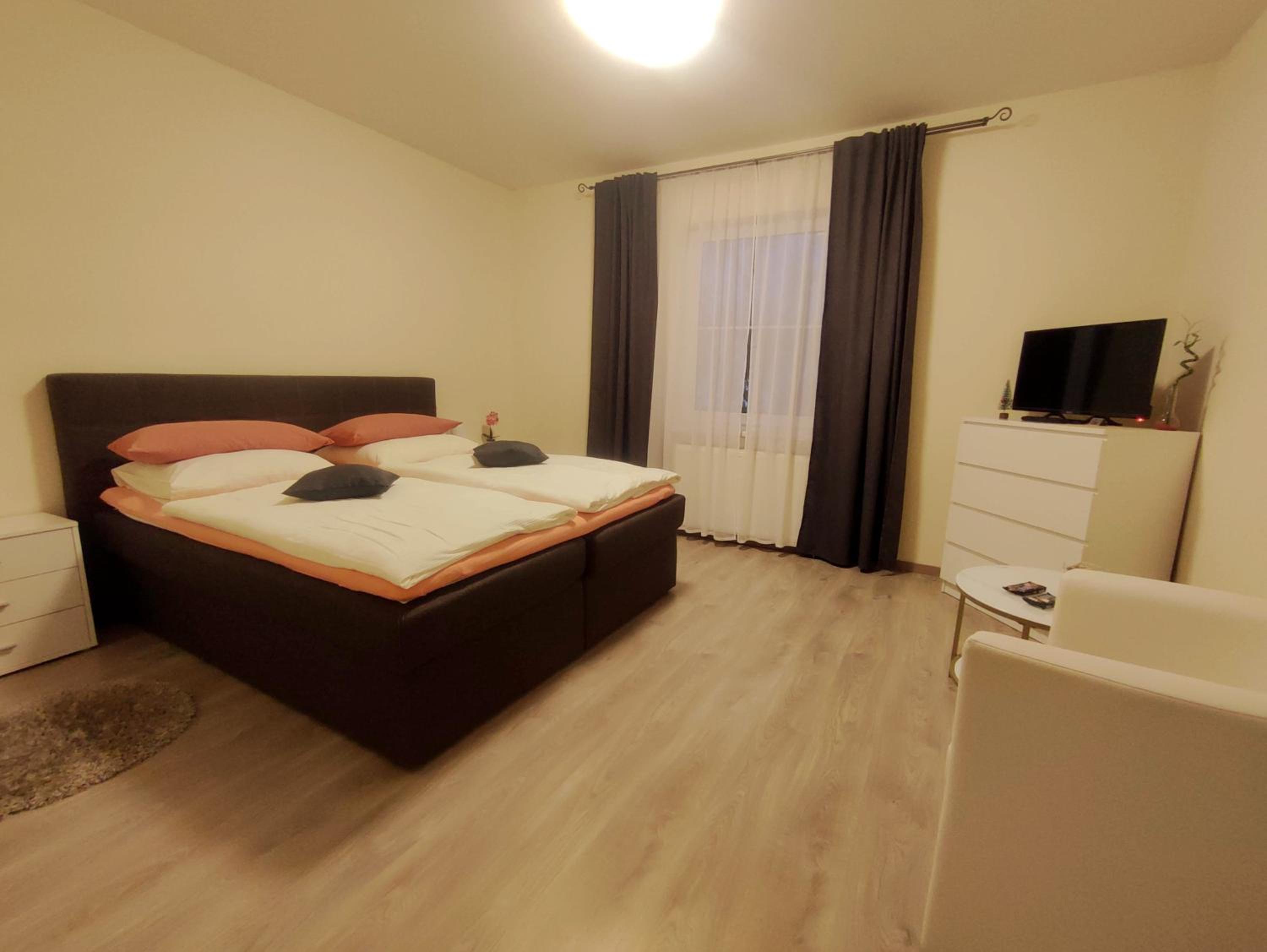 Large Double Room - Photo 8