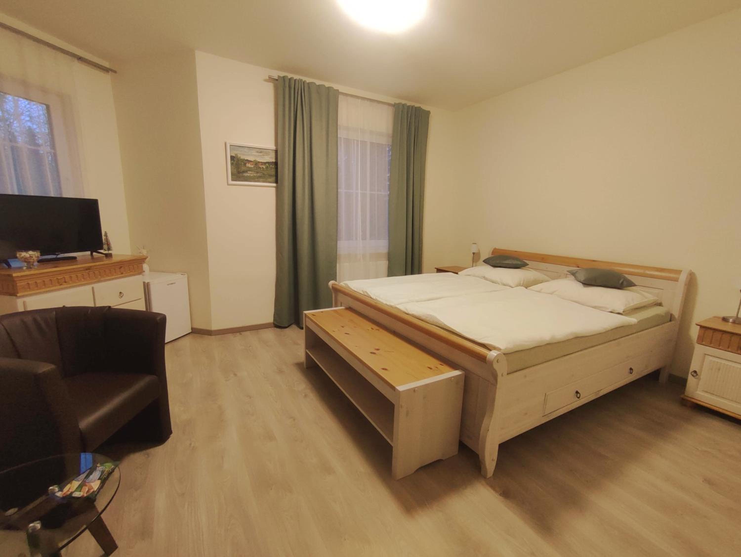 Large Double Room - Photo 9