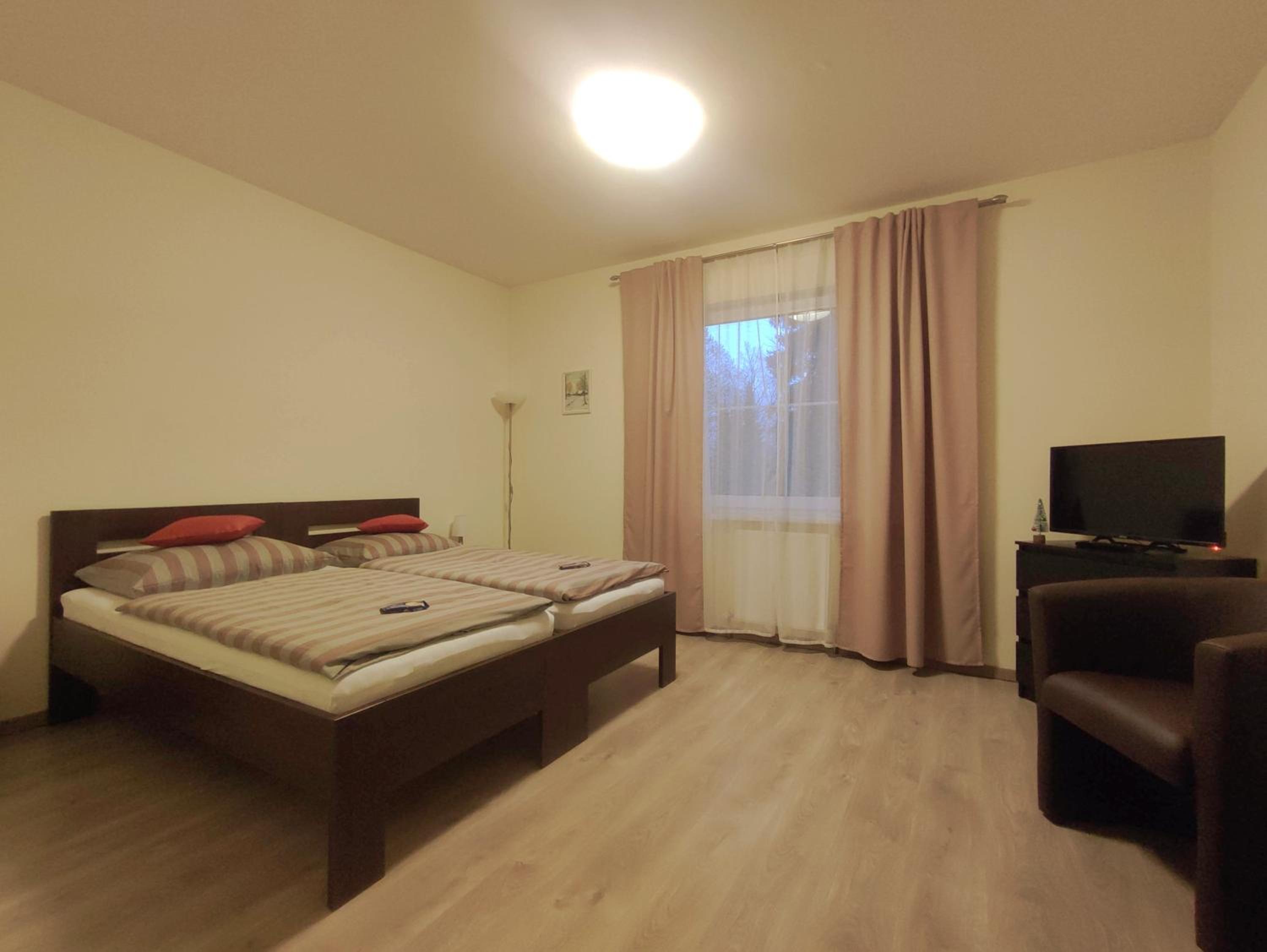 Large Double Room - Photo 2
