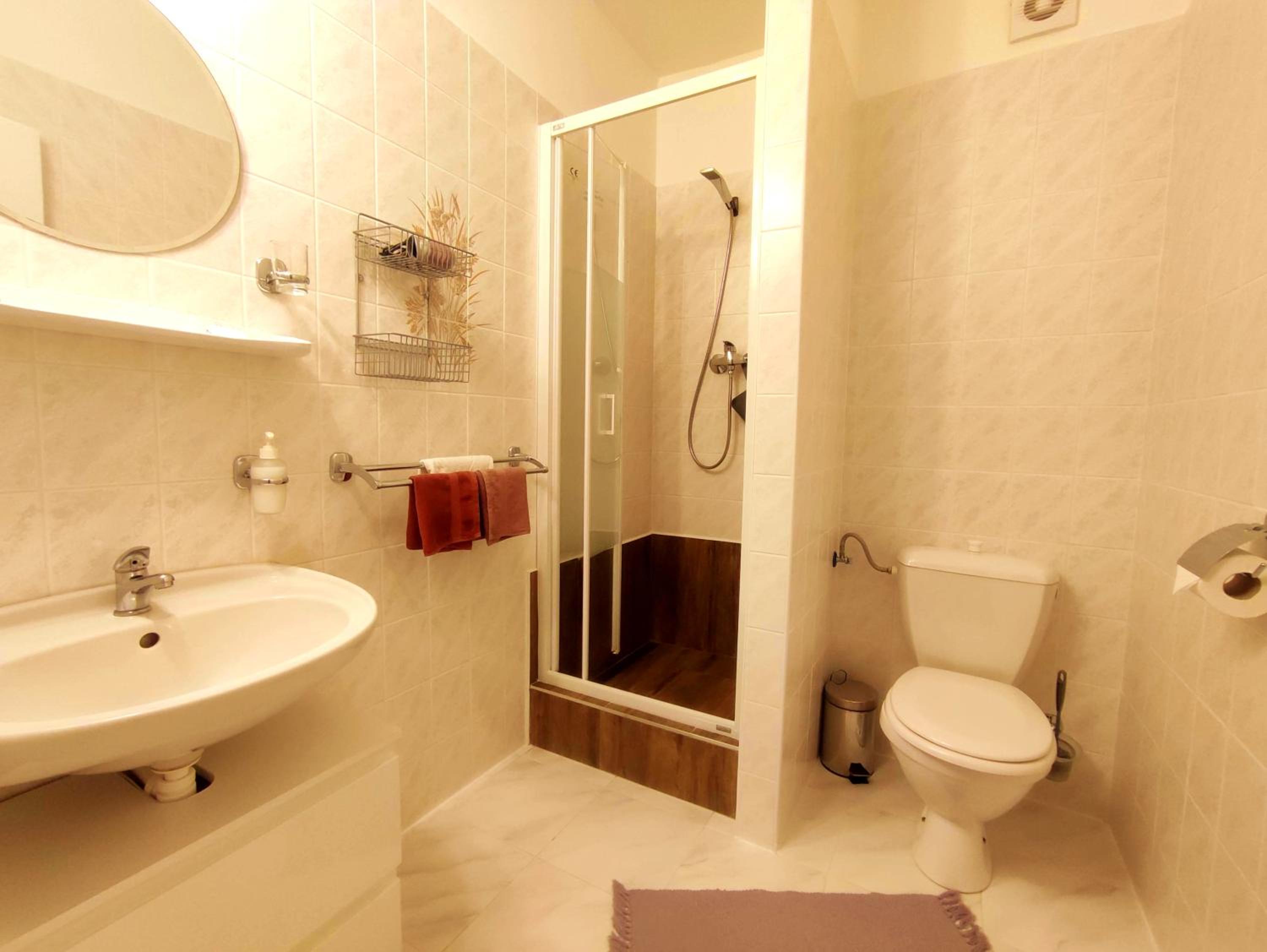 Large Double Room - Photo 4
