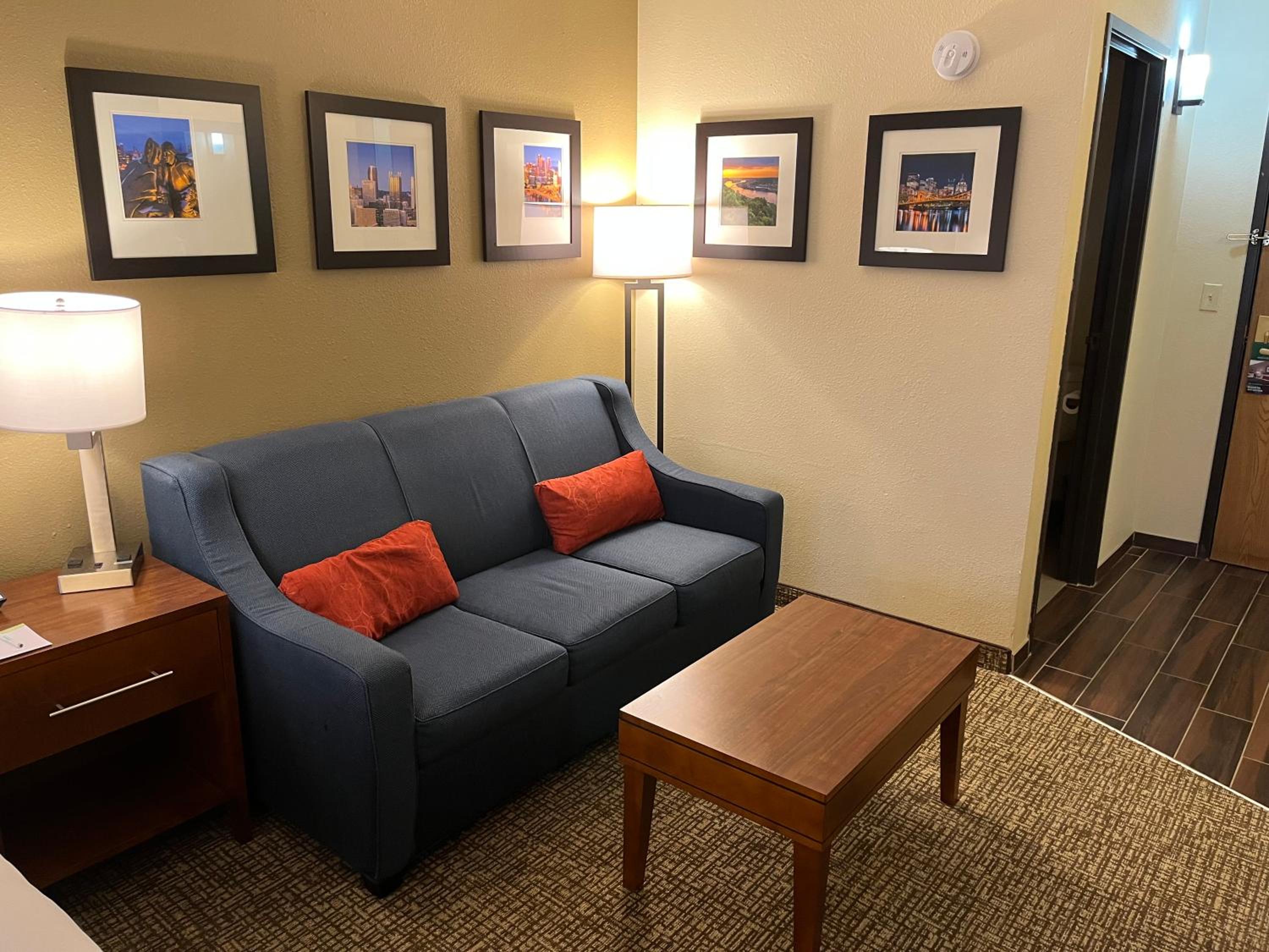 King Suite - Non-Smoking - Photo 4