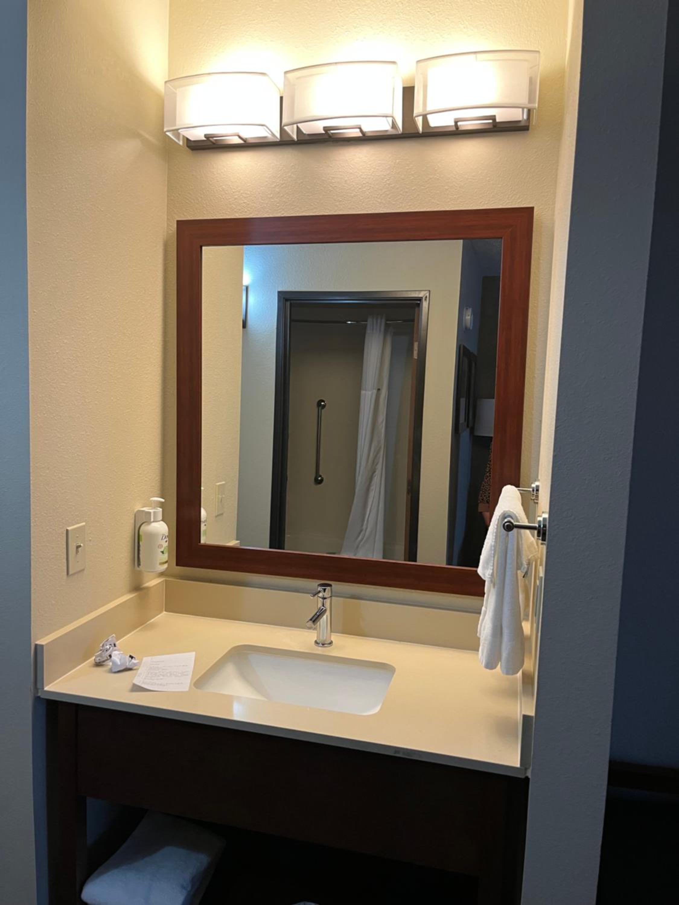 King Suite - Non-Smoking - Photo 5