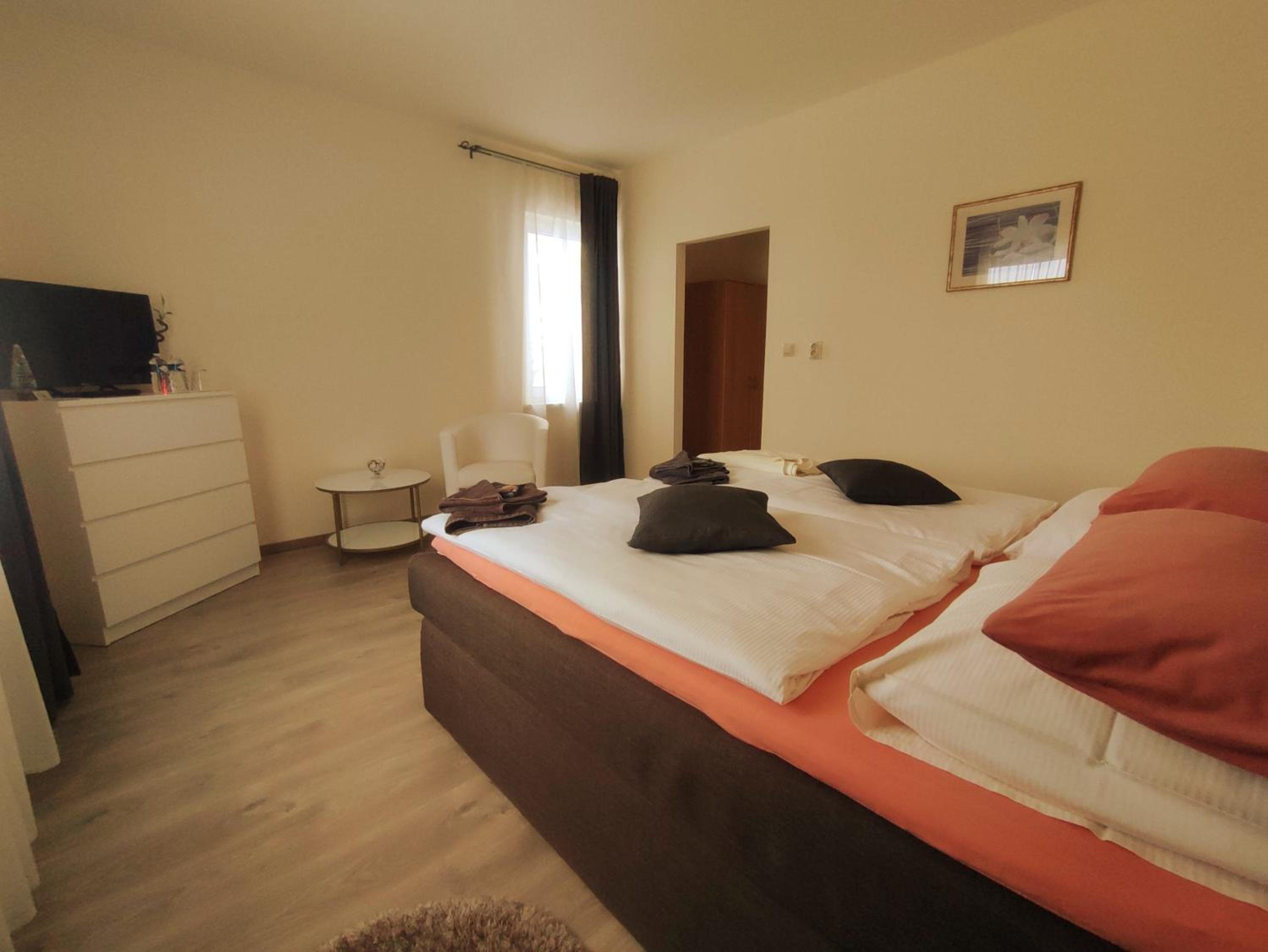 Large Double Room - Photo 3