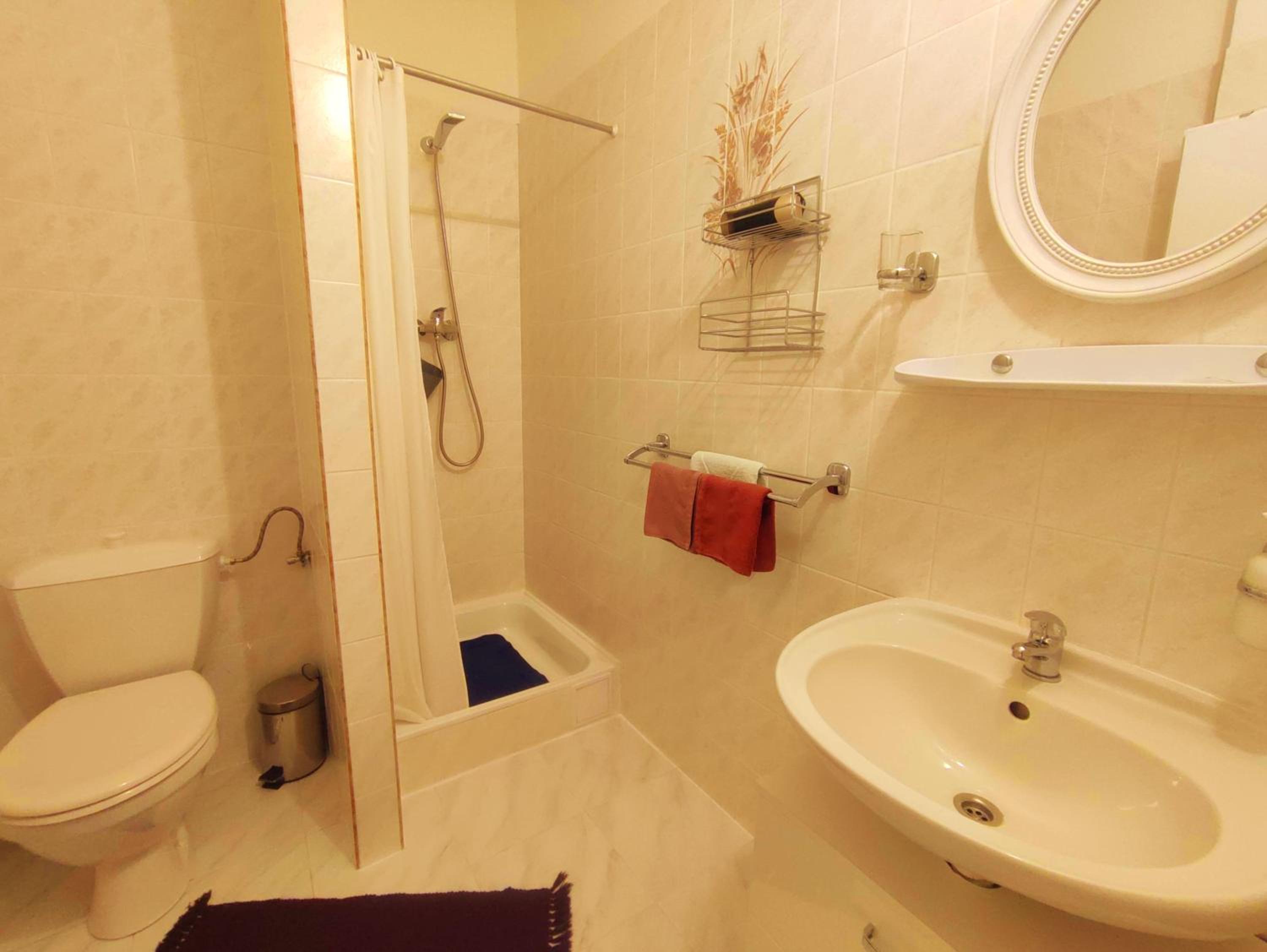 Large Double Room - Photo 5