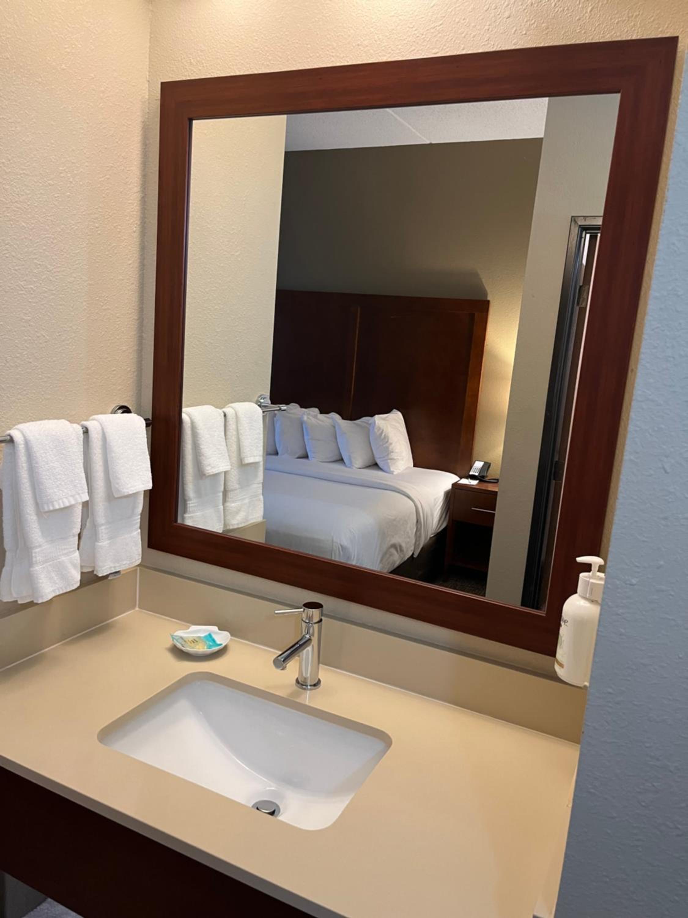 King Room - Non-Smoking - Photo 3
