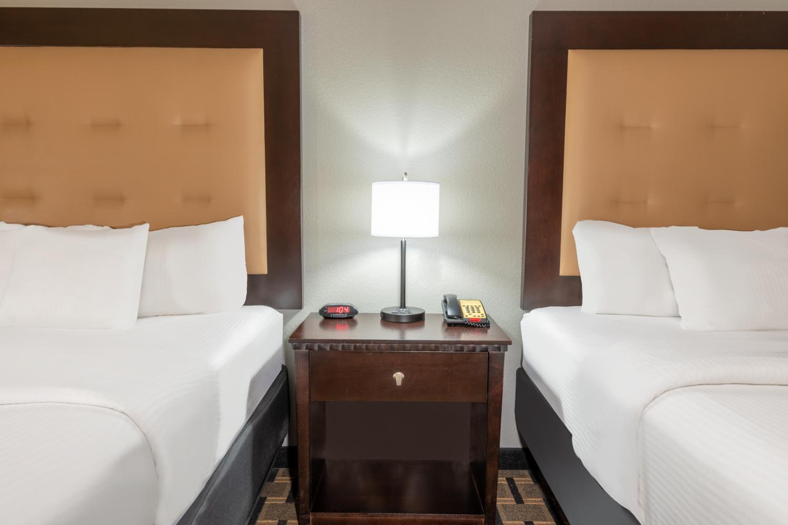 Queen Room with Two Queen Beds - Non-Smoking - Photo 3