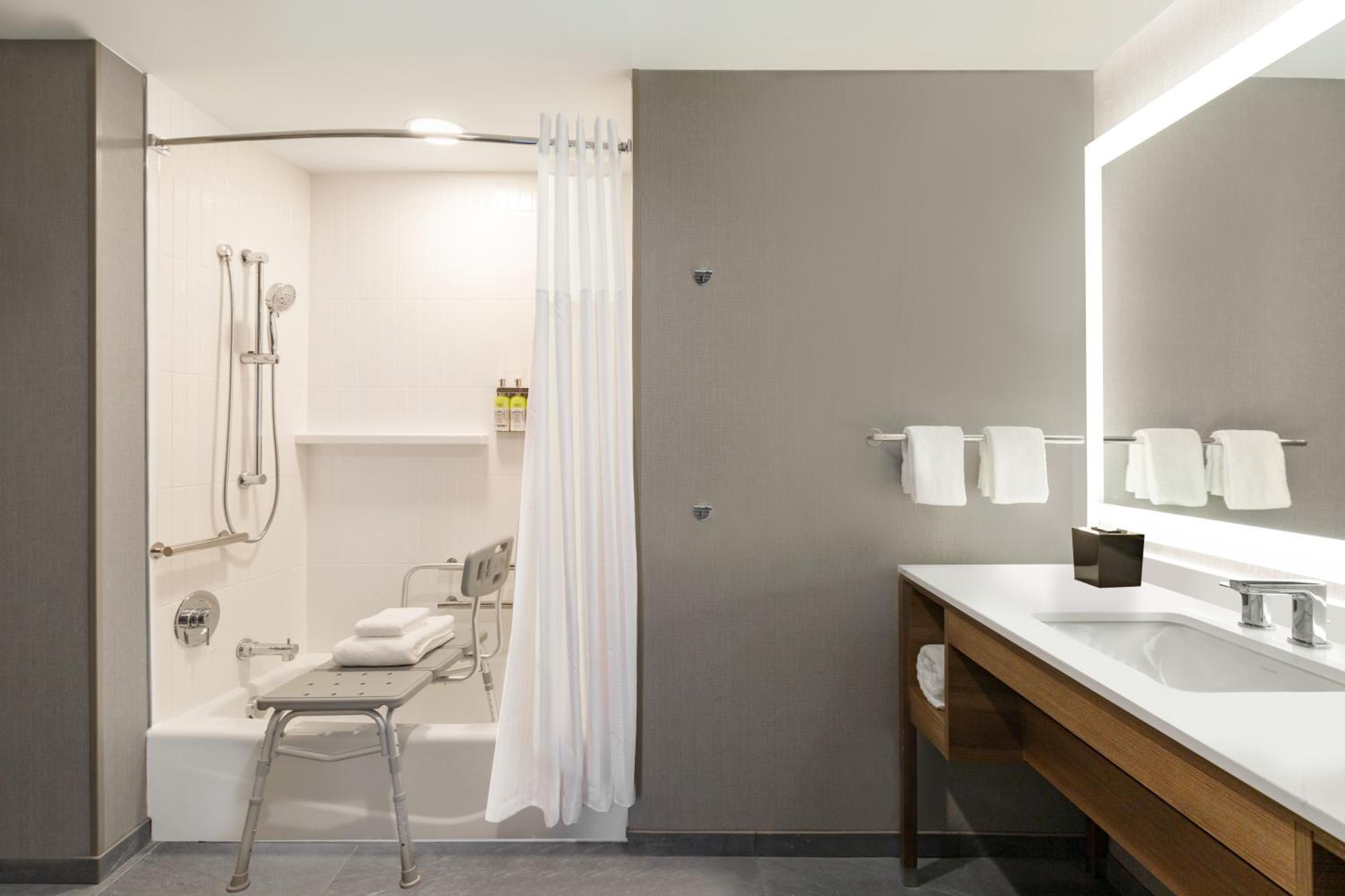 King Studio Suite - Mobility Access Tub/Non-Smoking - Photo 7