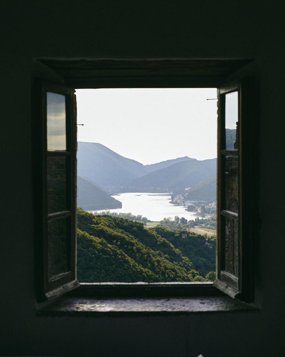 One-Bedroom Apartment with Lake View - Photo 3