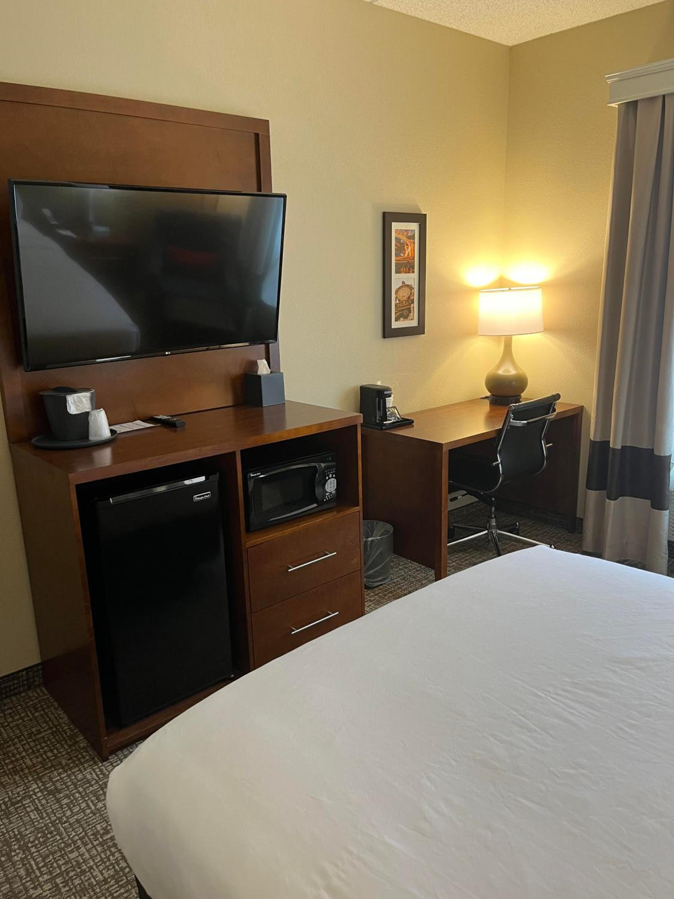 1 Queen Bed, Mobility and Hearing Accessible Room, Bathtub w/ Grab Bars, NS - Photo 3
